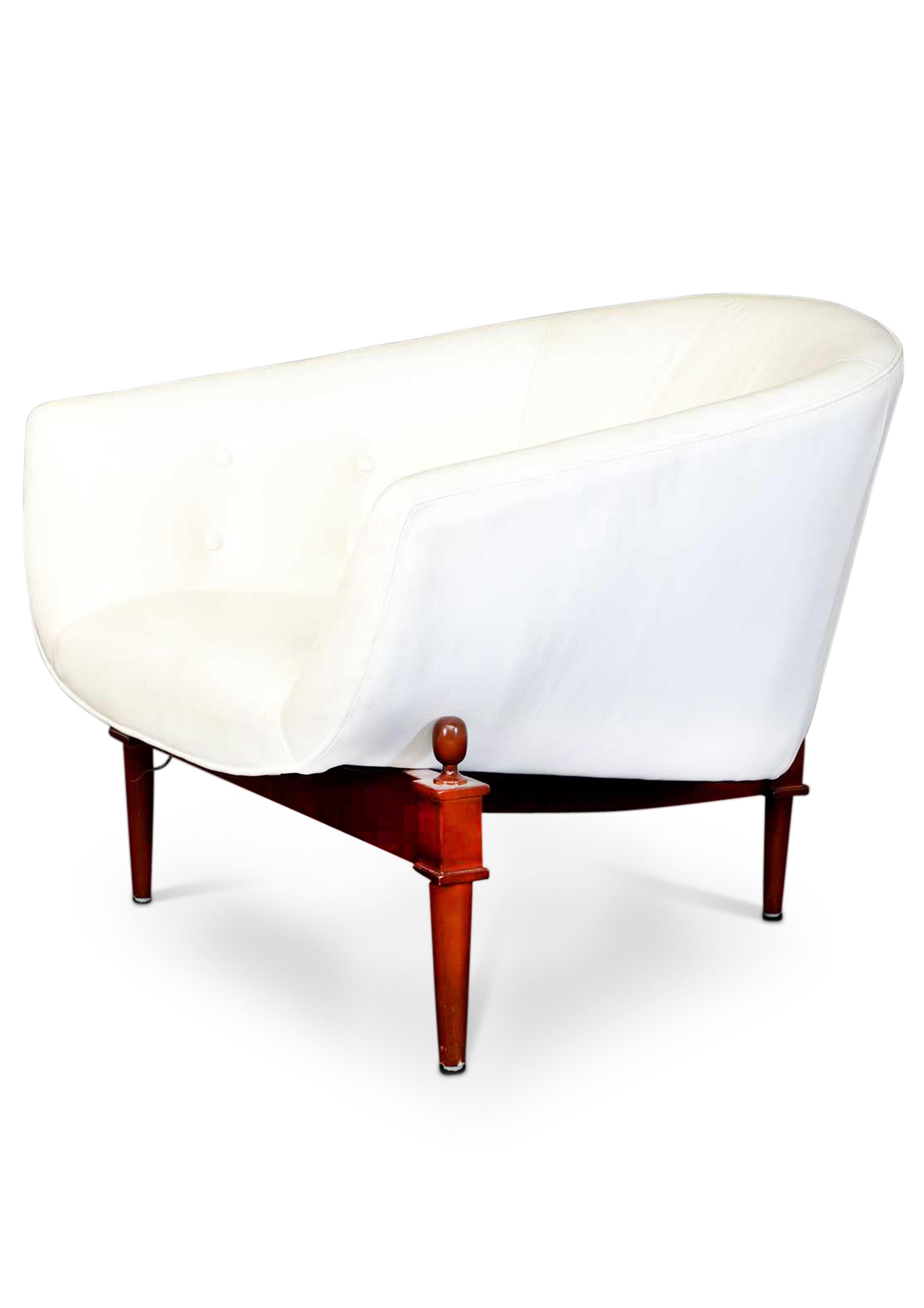 Walnuss gebeizt Eiche & weiß geknöpften Leder Mimi Sessel Modell 2637 von Global Views 

Ein hufeisenförmiger Sitz, gepolstert mit weißem, geknöpftem Leder, auf einem nussbaumfarbenen Dreibeinfuß

Der an die glamourösen 1960er Jahre erinnernde