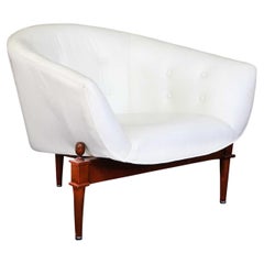 Fauteuil club de style Art déco en chêne teinté et cuir blanc boutonné