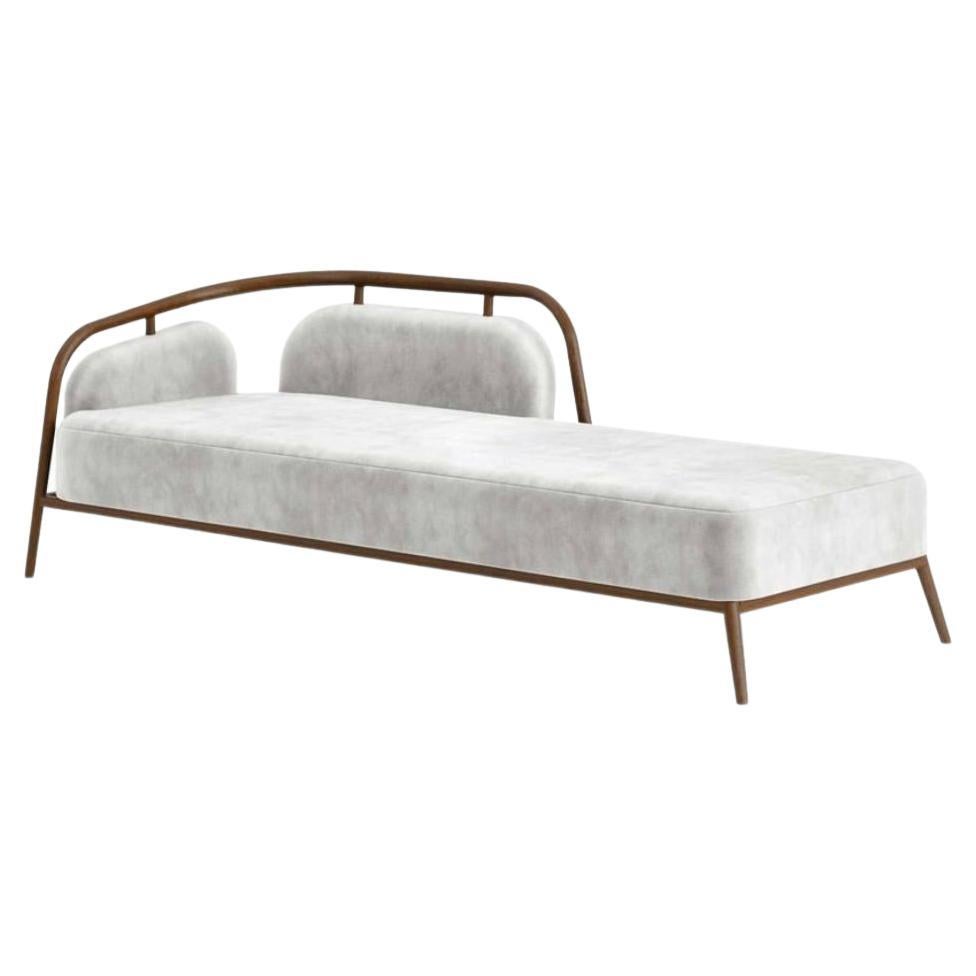 Modernes Essex-Tagesbett aus Nussbaumholz und weißem Samt im Angebot