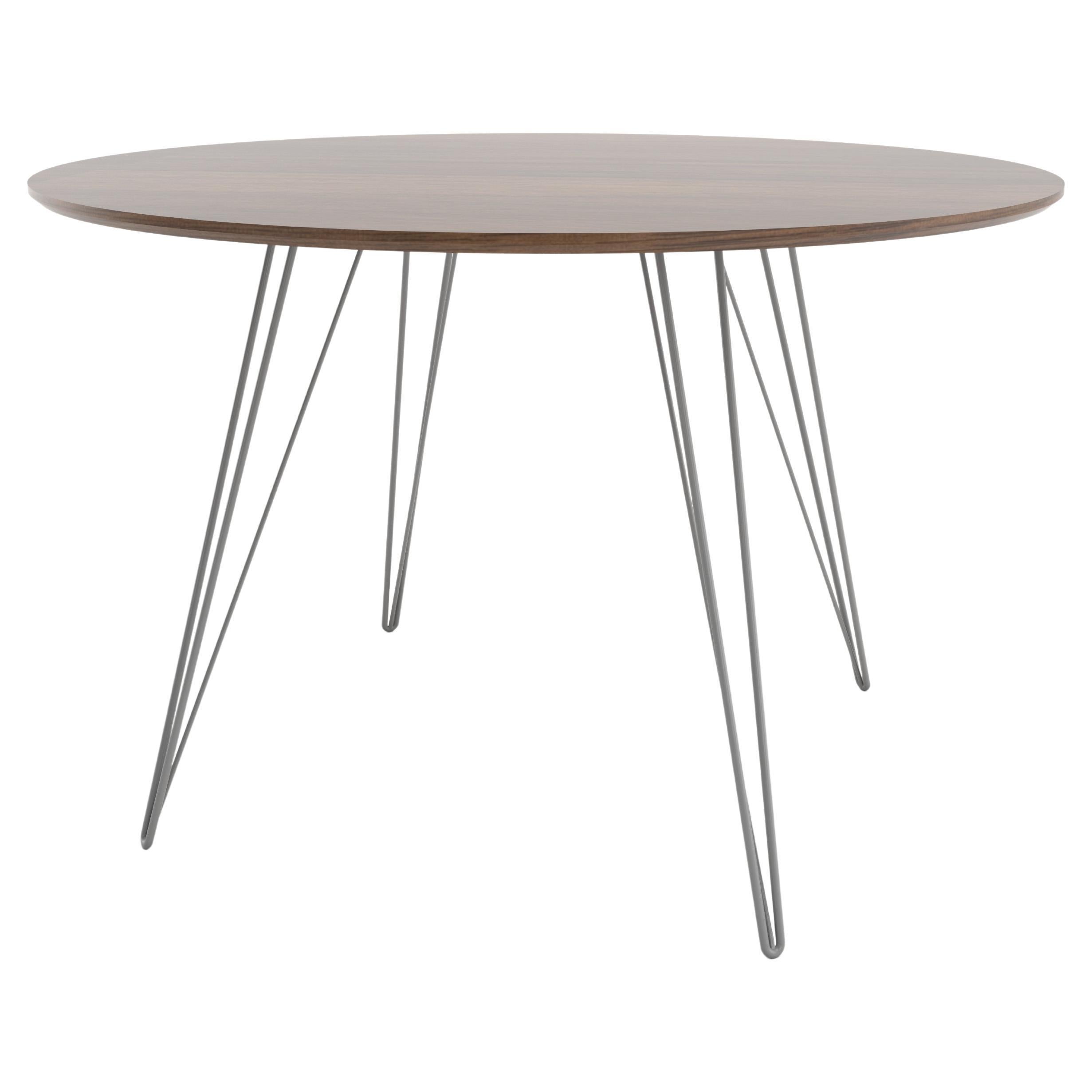 Williams-Esstisch aus Nussbaumholz mit grauen Haarnadelbeinen und ovaler Platte