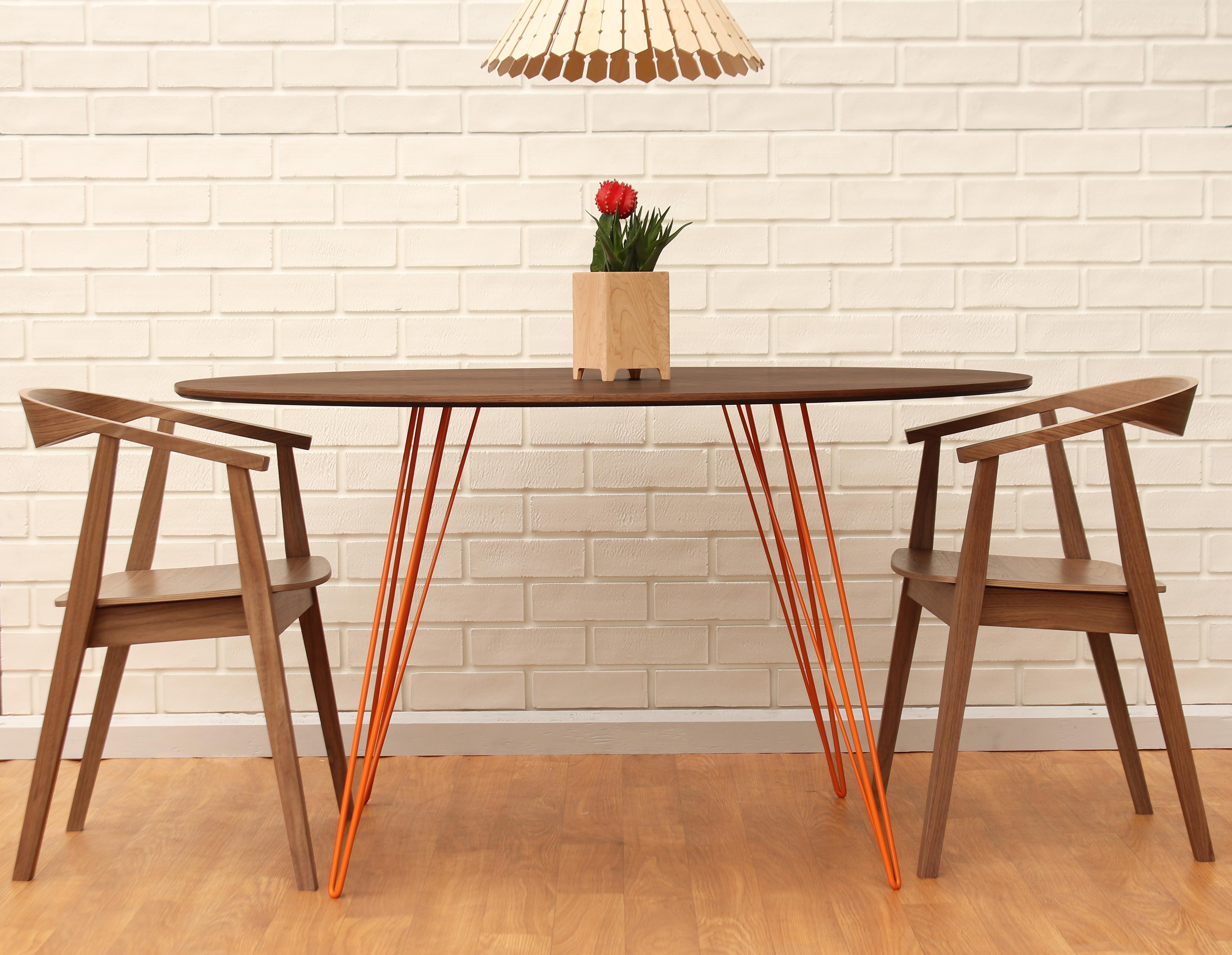 Ein schlanker, eleganter und leichter Tisch, der in Form, Größe und Farbe beliebig angepasst werden kann. Dieses handgefertigte Möbelstück kombiniert perfekt industrielle Haarnadelbeine mit einer abgeschrägten Holzplatte. Die unregelmäßige Schönheit