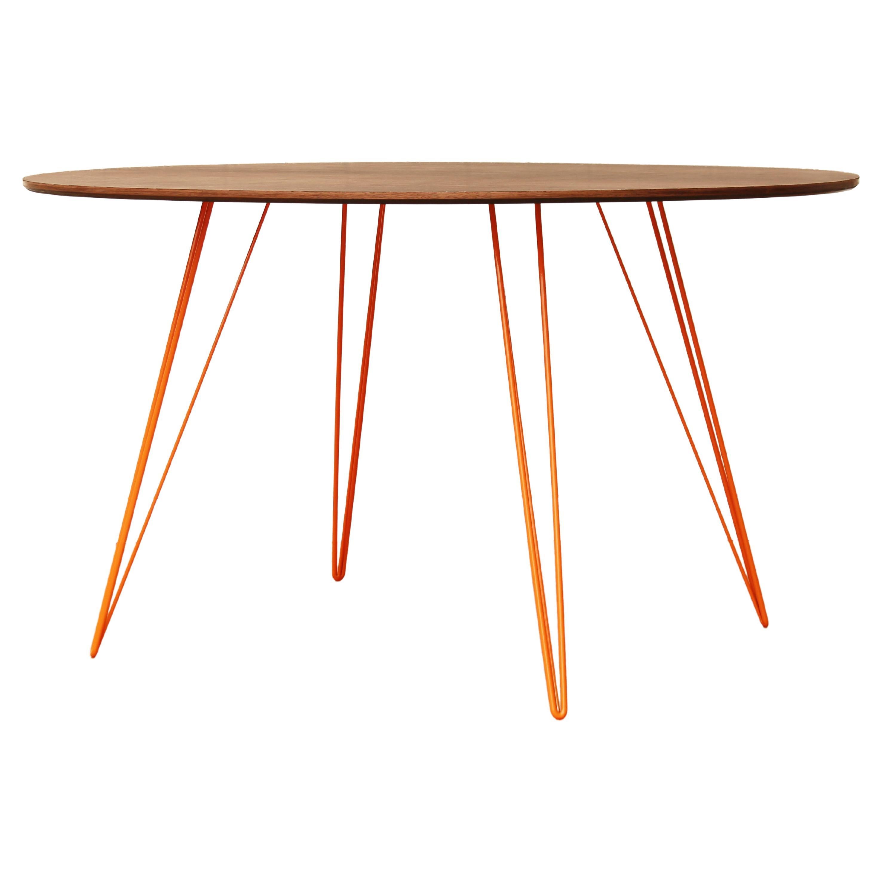 Williams Esstisch aus Nussbaumholz mit orangefarbenen Haarnadelbeinen und ovaler Platte im Angebot