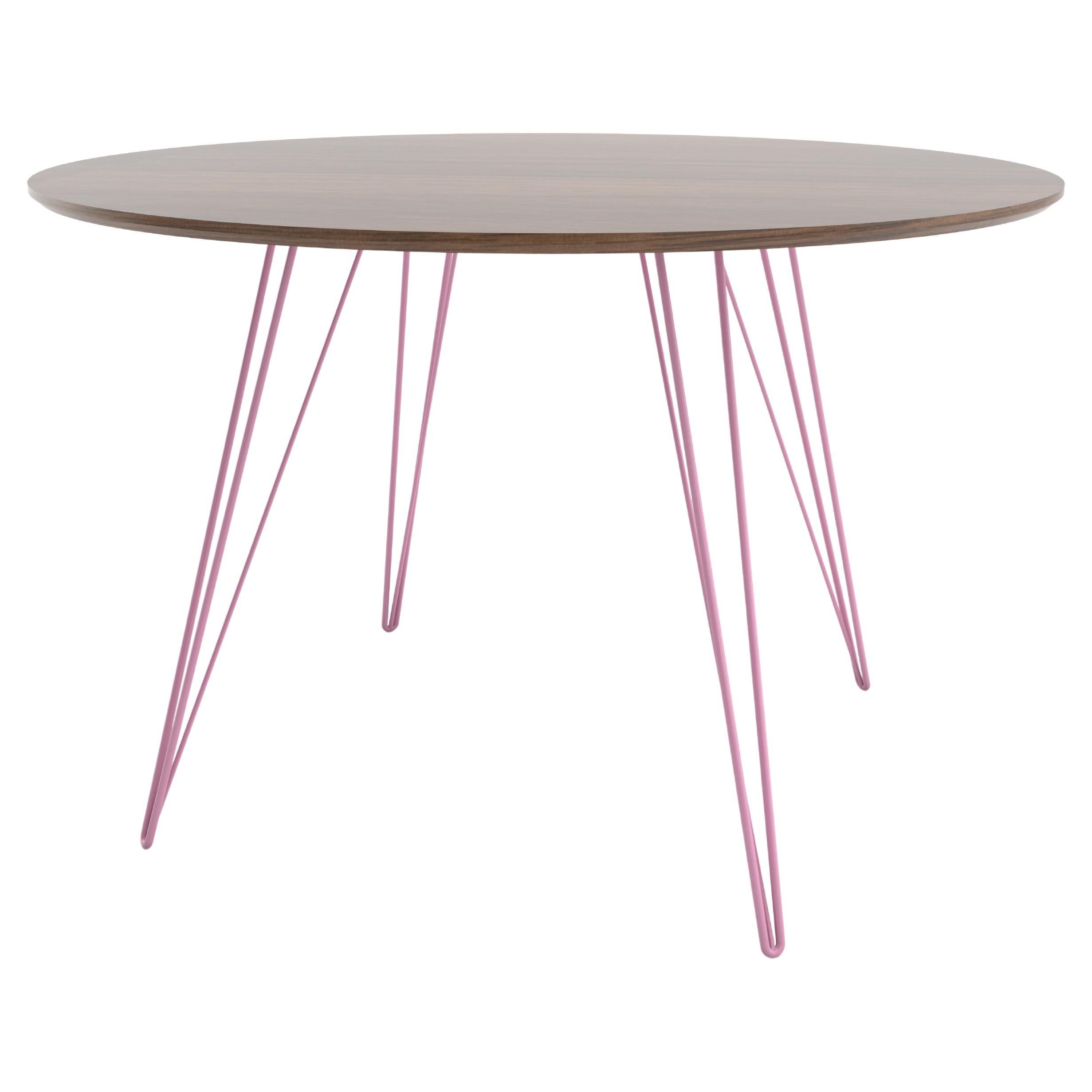 Williams Esstisch aus Nussbaumholz mit rosa Haarnadelbeinen und runder Platte