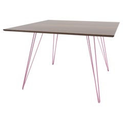 Table de salle à manger Williams en noyer avec pieds en épingle à cheveux rose et plateau carré