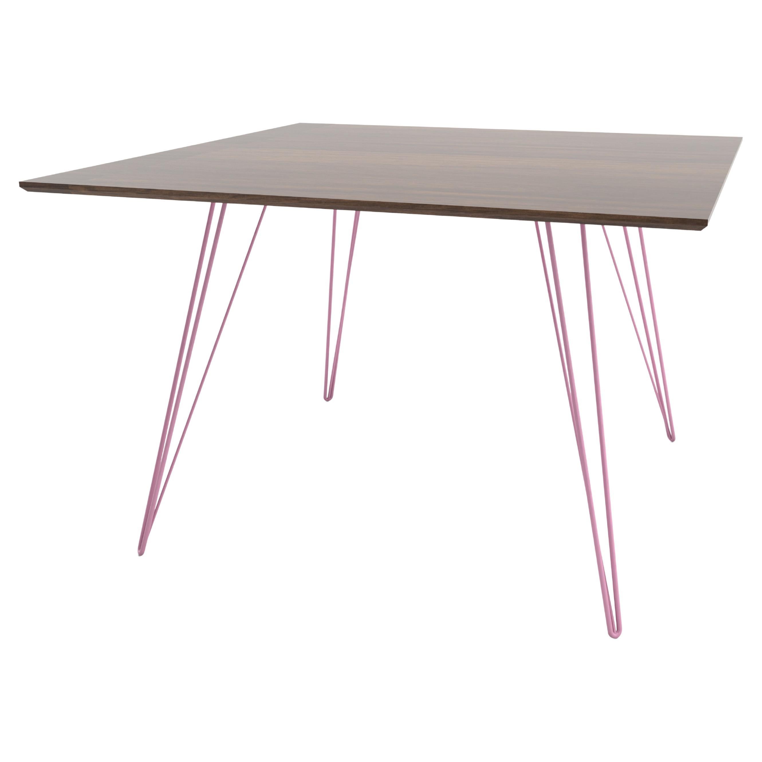 Williams-Esstisch aus Nussbaumholz mit rosa Haarnadelbeinen und rechteckiger Platte