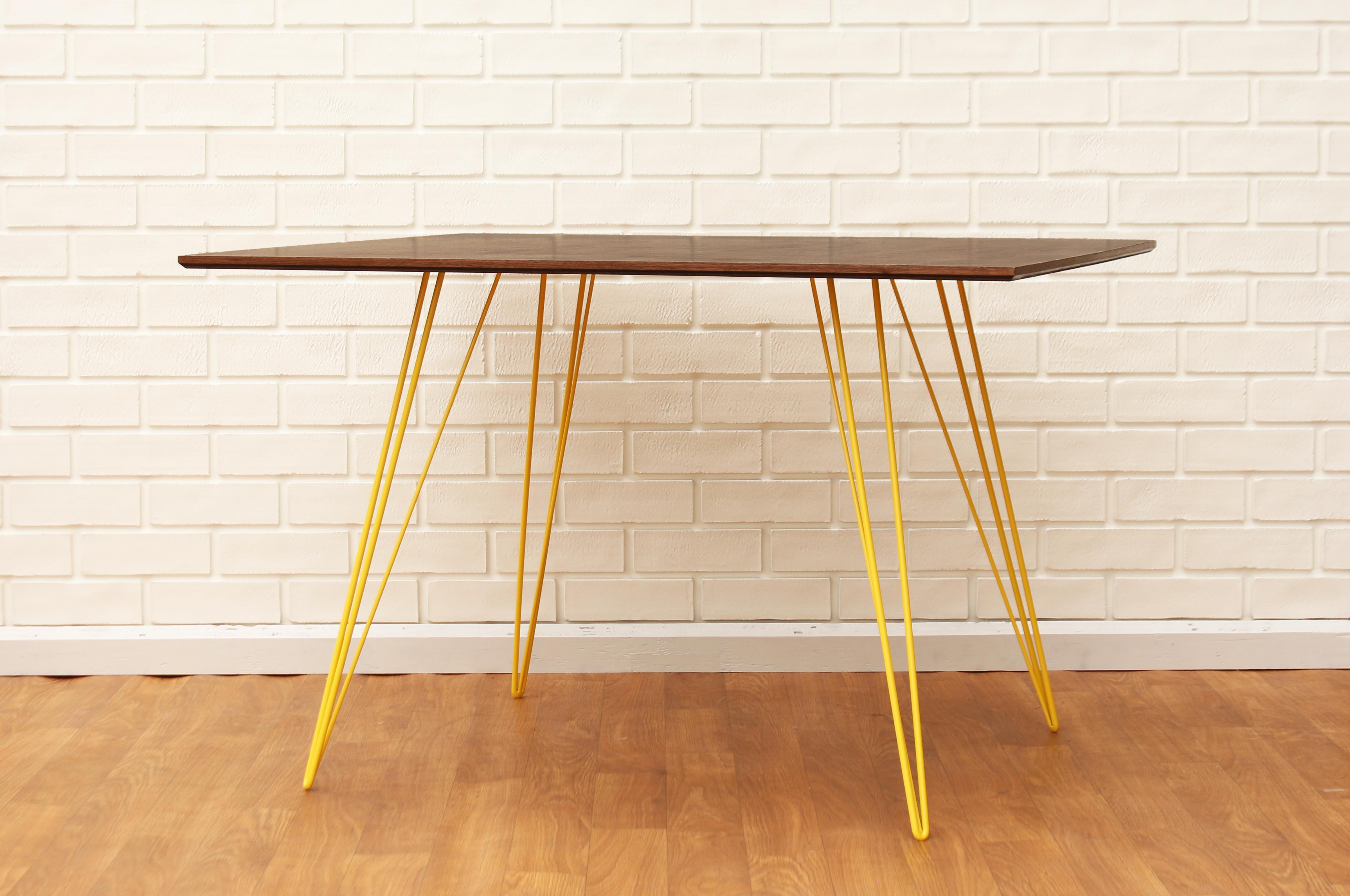 Biseauté Table de salle à manger Williams en noyer avec pieds en épingle à cheveux jaune et plateau carré en vente