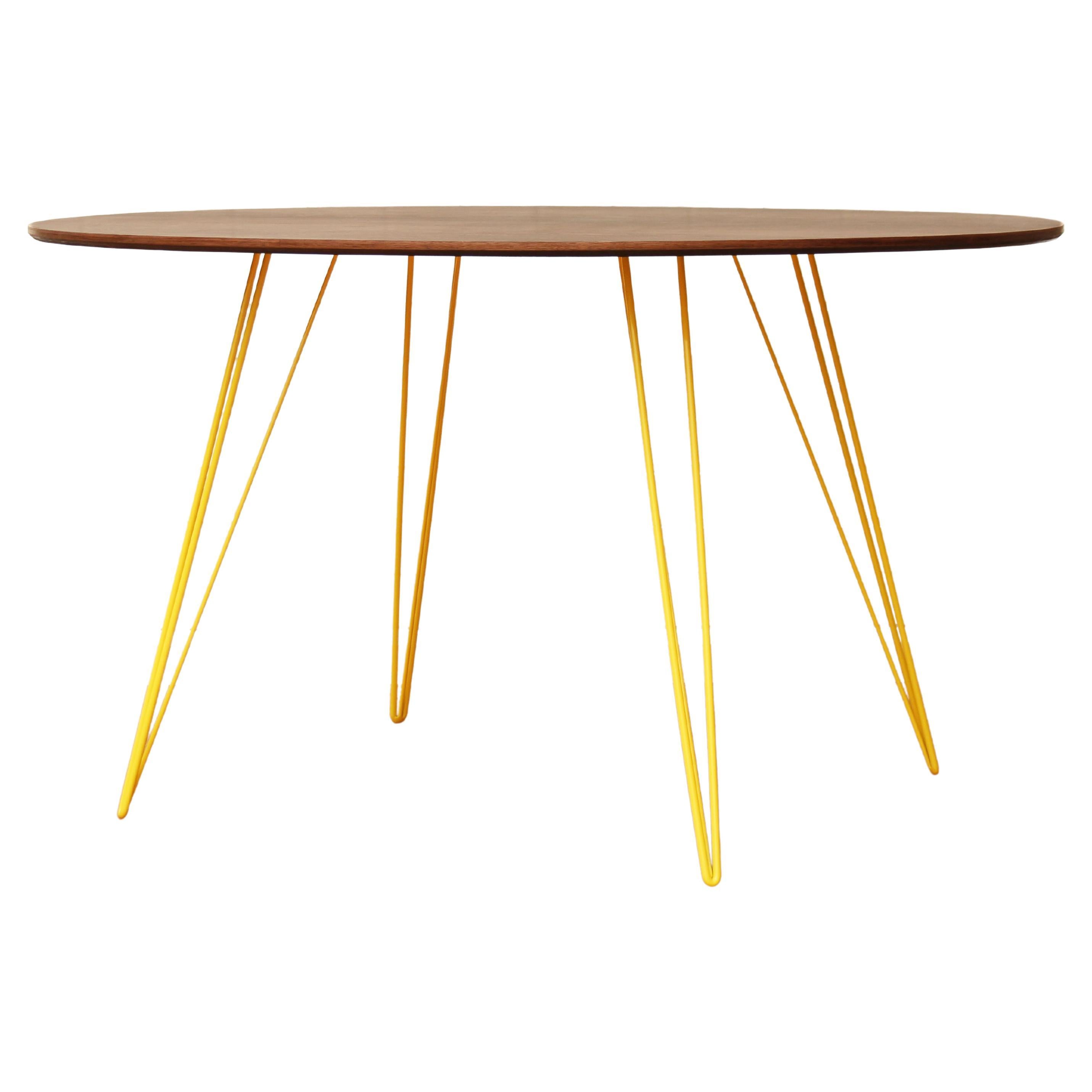 Williams-Esstisch aus Nussbaumholz mit gelben Haarnadelbeinen und ovaler Platte im Angebot