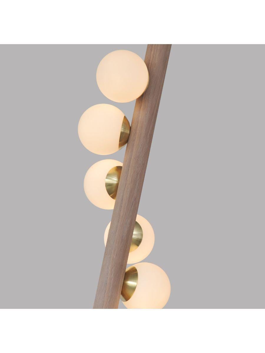 Stehlampe „weide“ aus Nussbaum von Hollis & Morris (Moderne) im Angebot