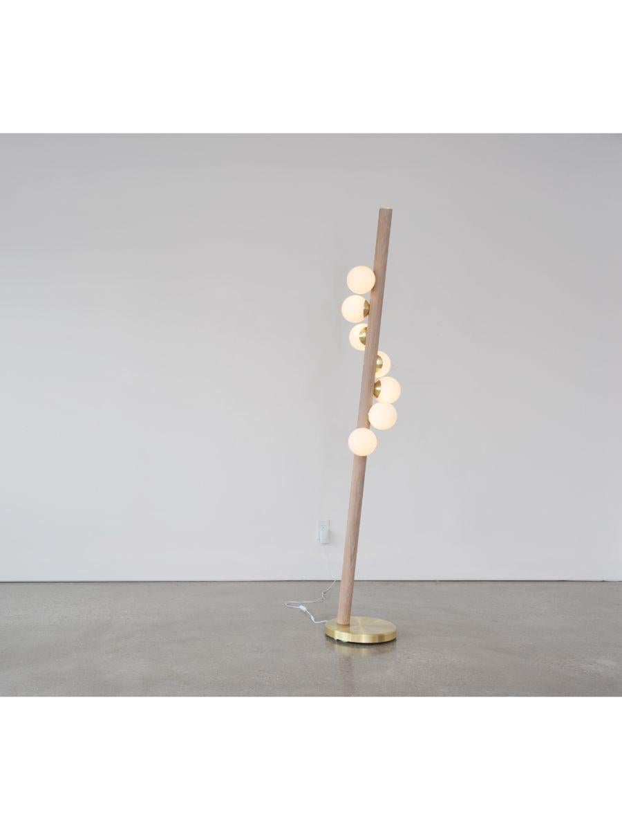 Stehlampe „weide“ aus Nussbaum von Hollis & Morris (21. Jahrhundert und zeitgenössisch) im Angebot