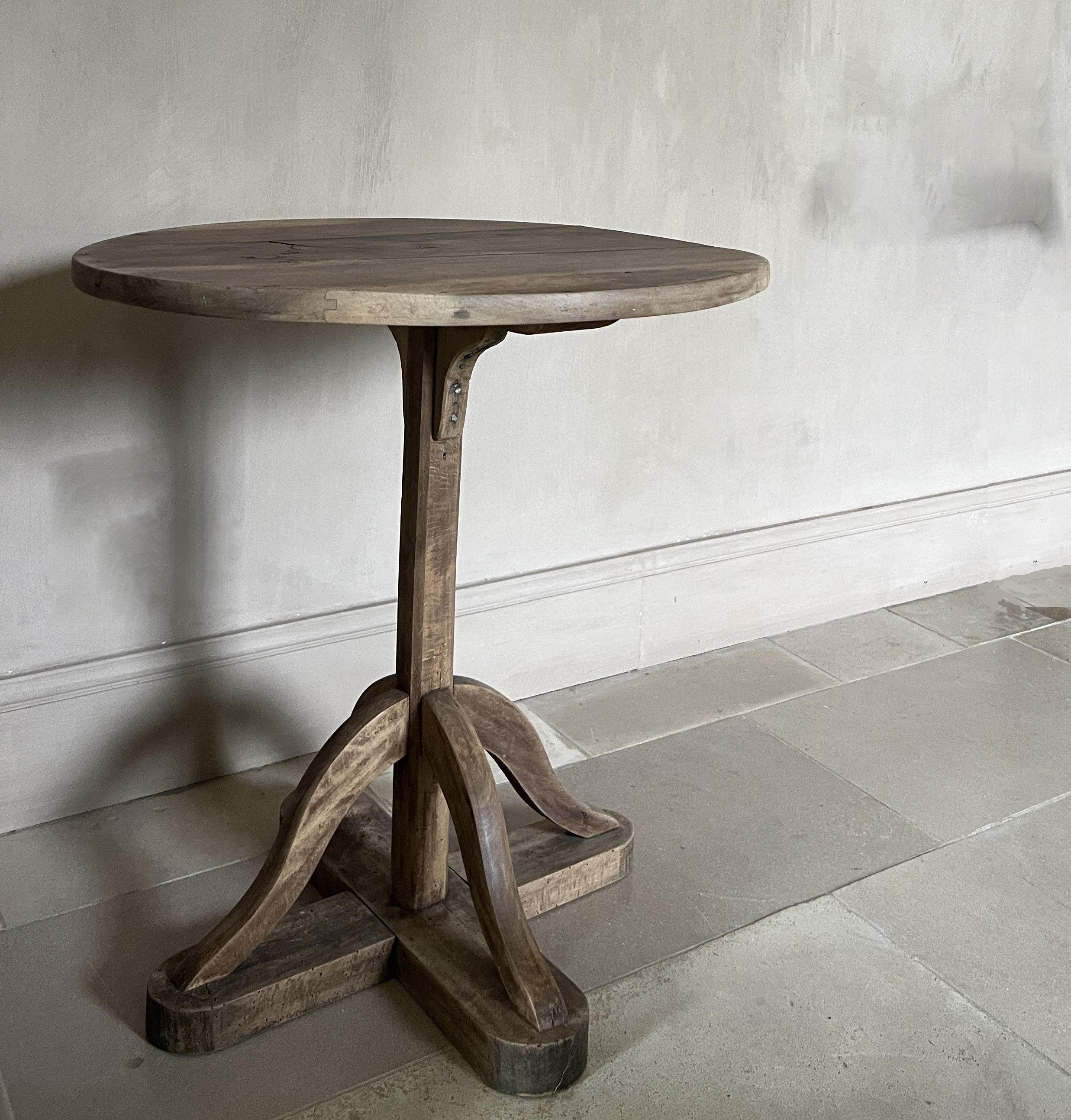 Une jolie petite table à vin italienne en noyer massif. Base inhabituelle avec de grandes proportions et une belle patine d'usage. Le plateau est constitué de 4 planches assorties du même arbre.