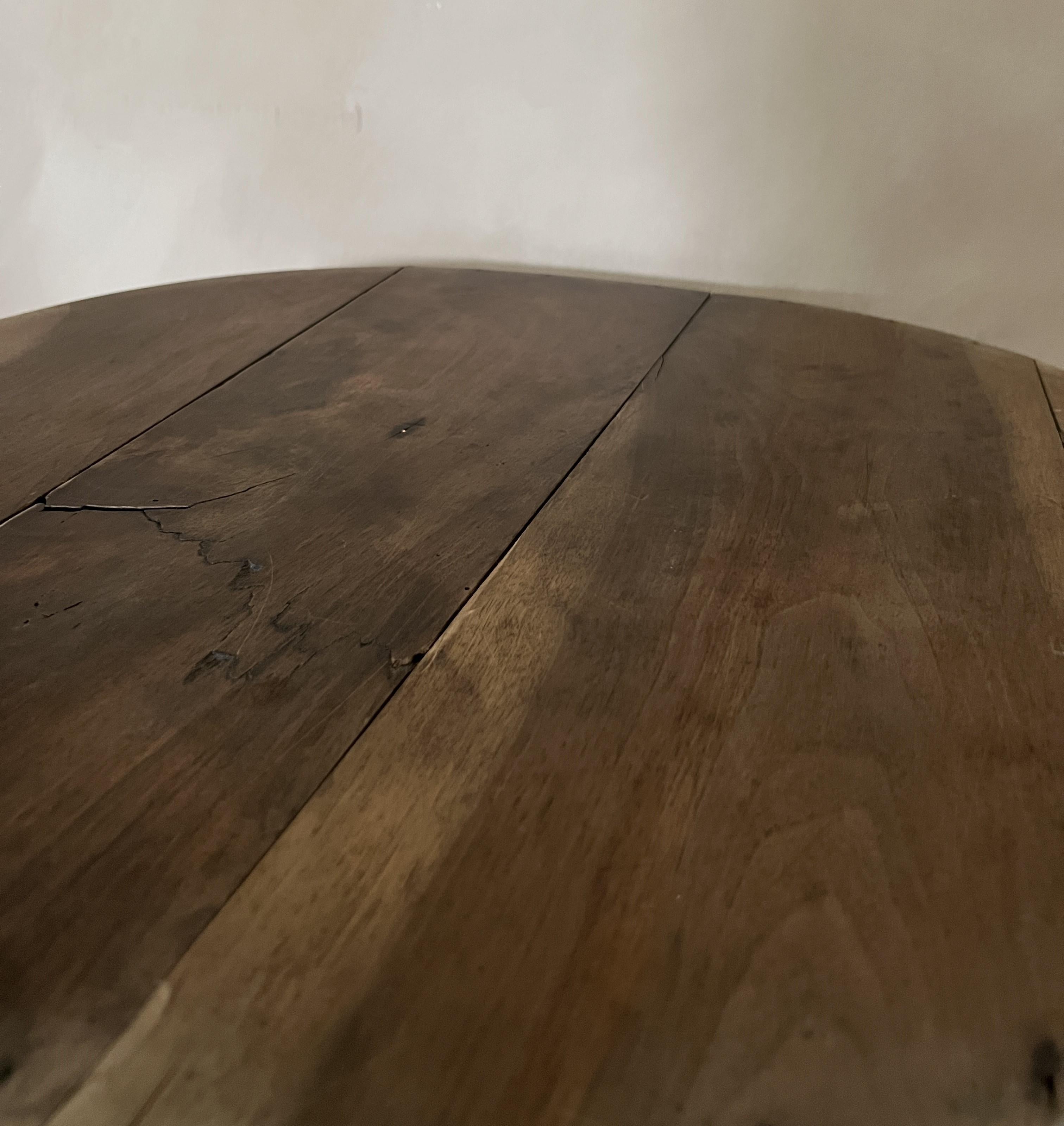 Noyer The Pedestal de table à vin en noyer en vente