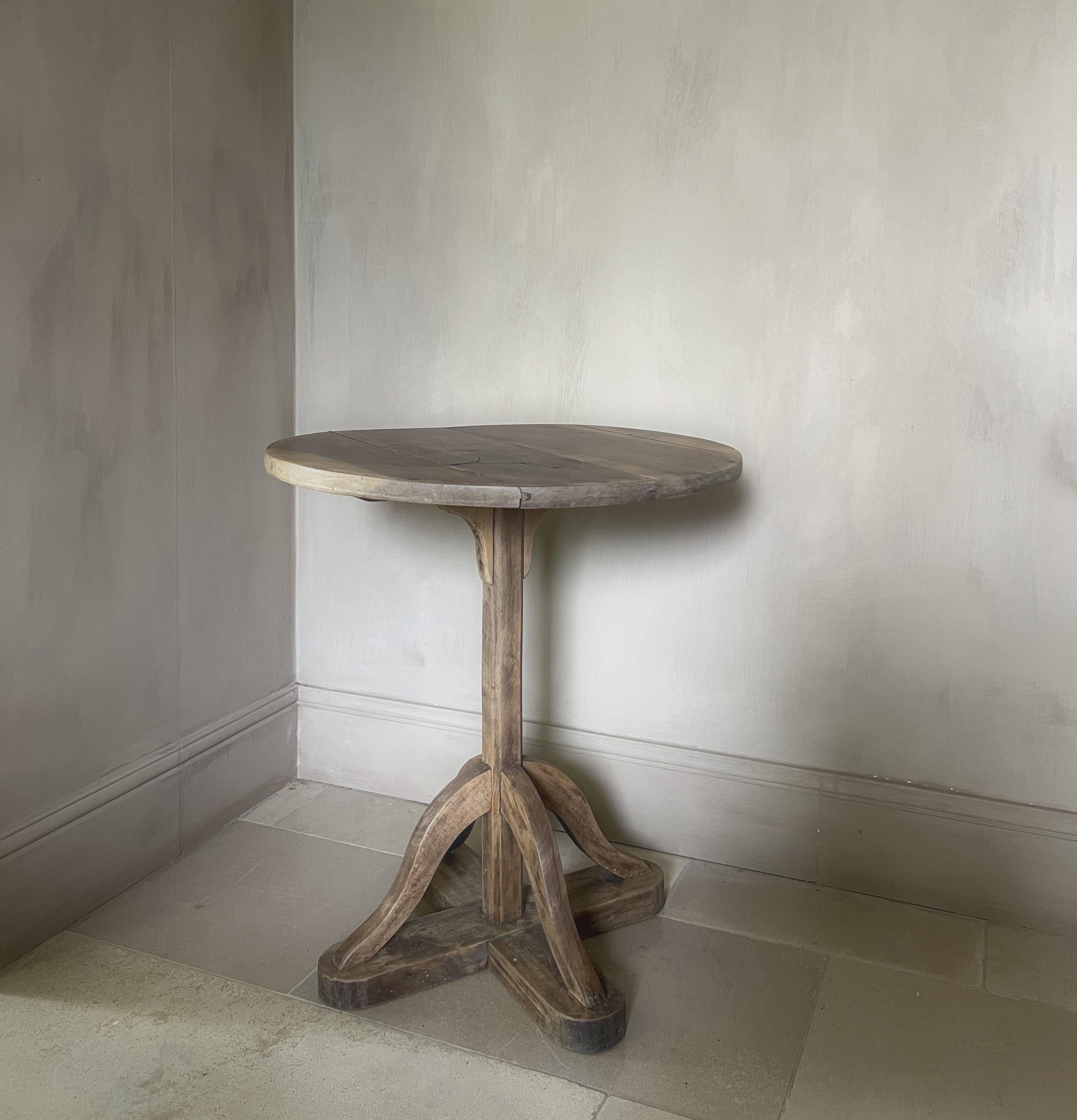 The Pedestal de table à vin en noyer en vente 1
