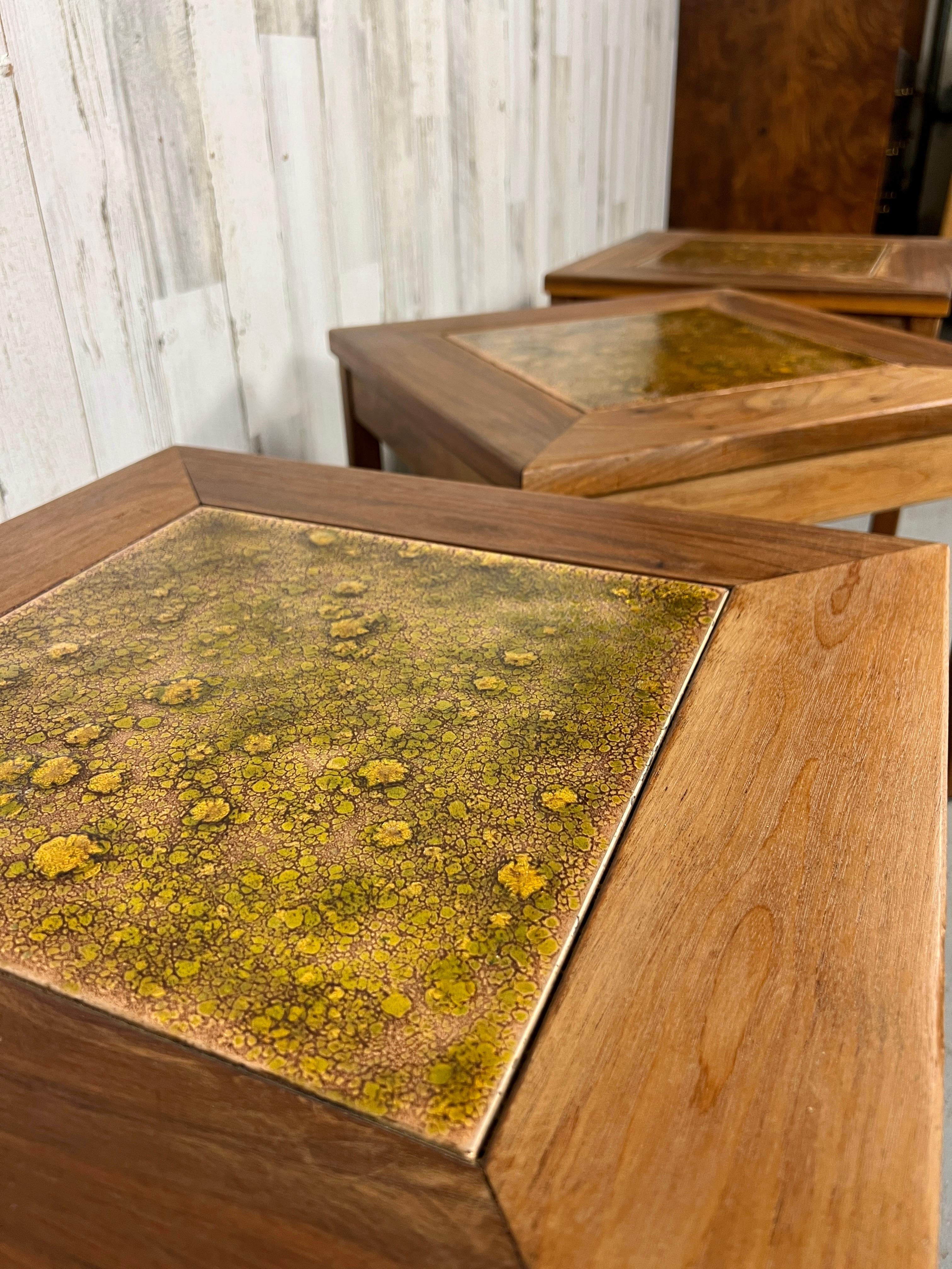 Tables en noyer avec plateau en carreaux de cuivre de John Keal pour Brown Saltman en vente 6