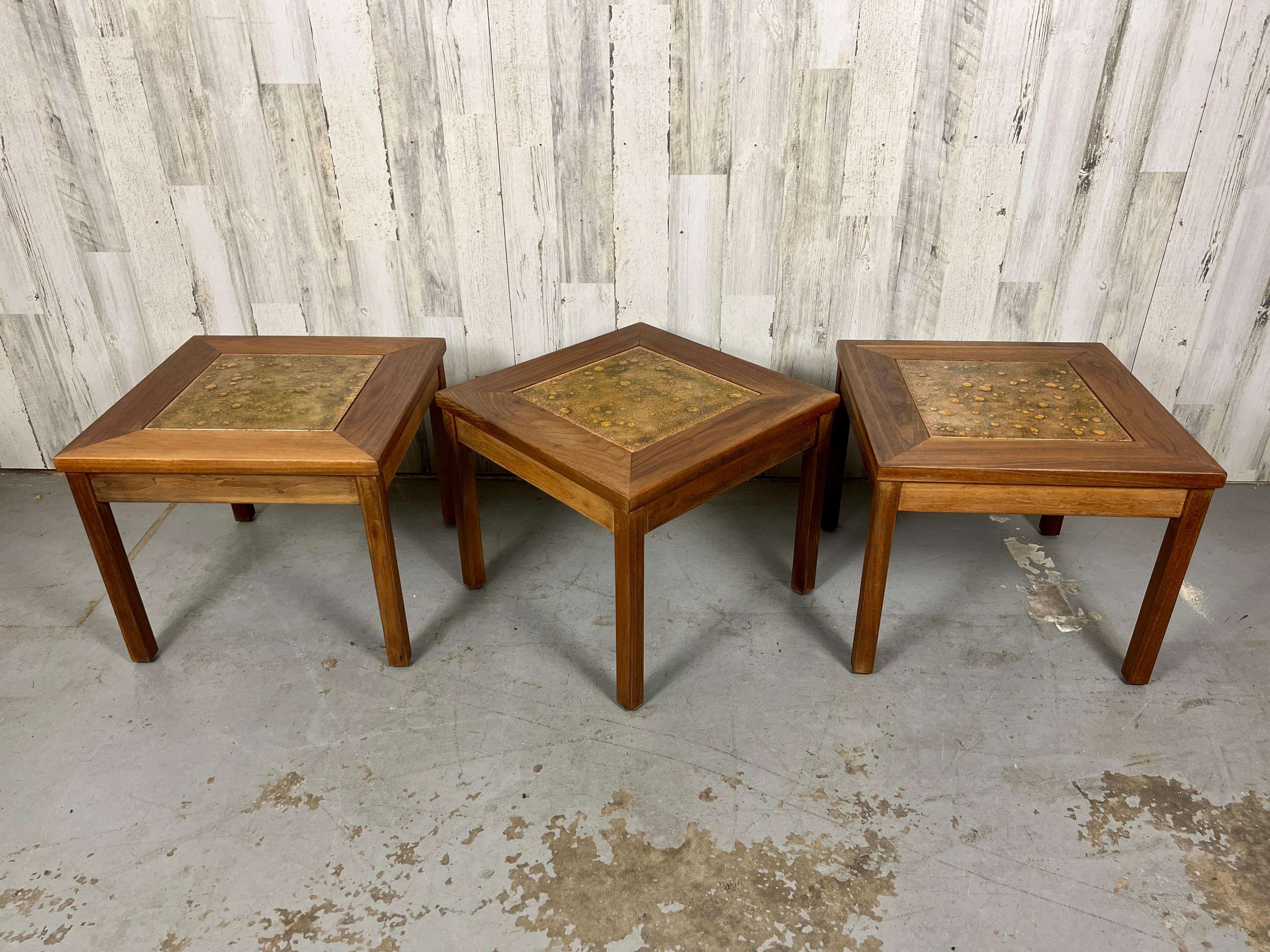 Ensemble de trois tables en noyer massif avec plateau en tuiles de cuivre par John Keal pour Brown Saltman.