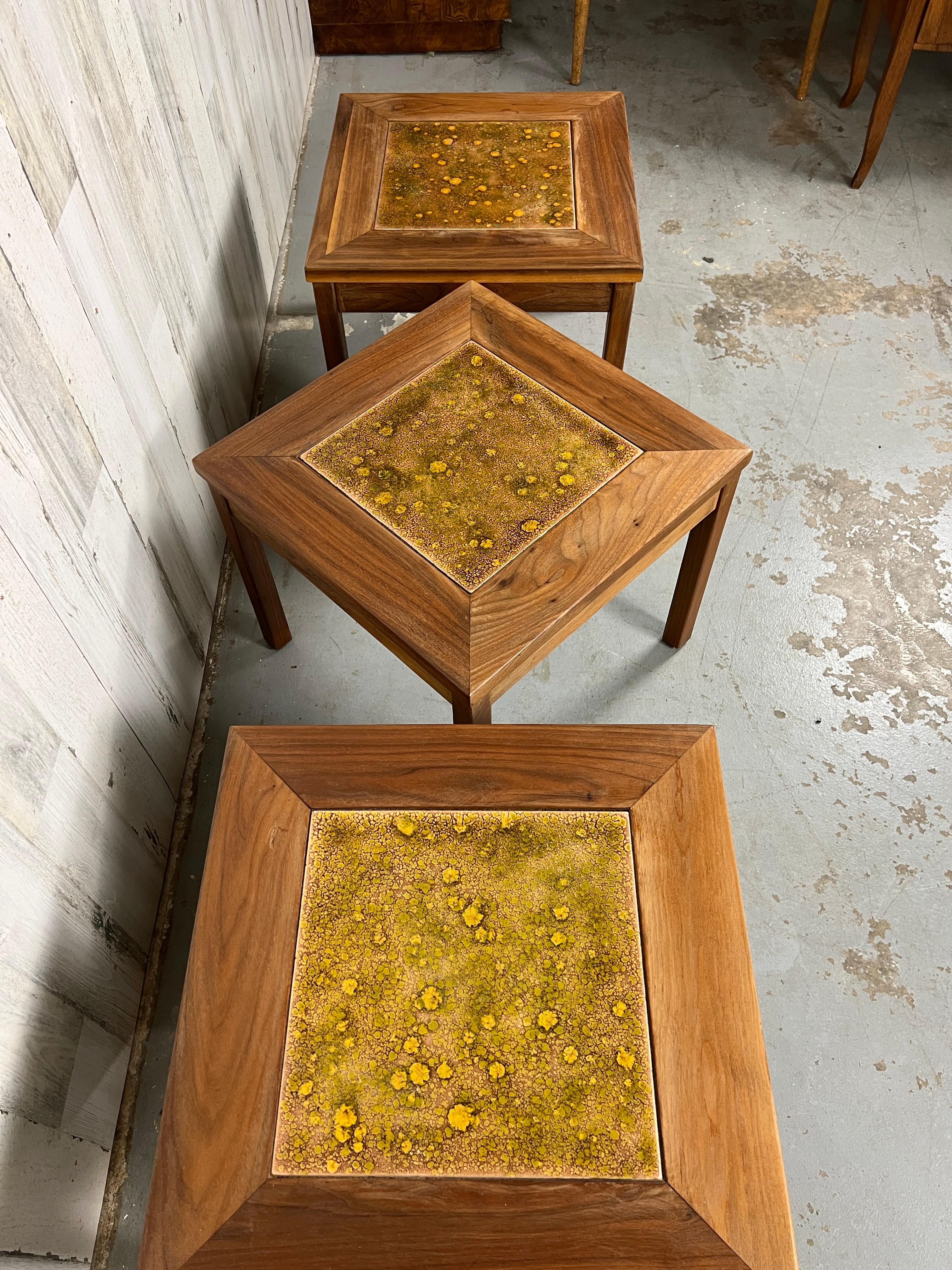 Mid-Century Modern Tables en noyer avec plateau en carreaux de cuivre de John Keal pour Brown Saltman en vente