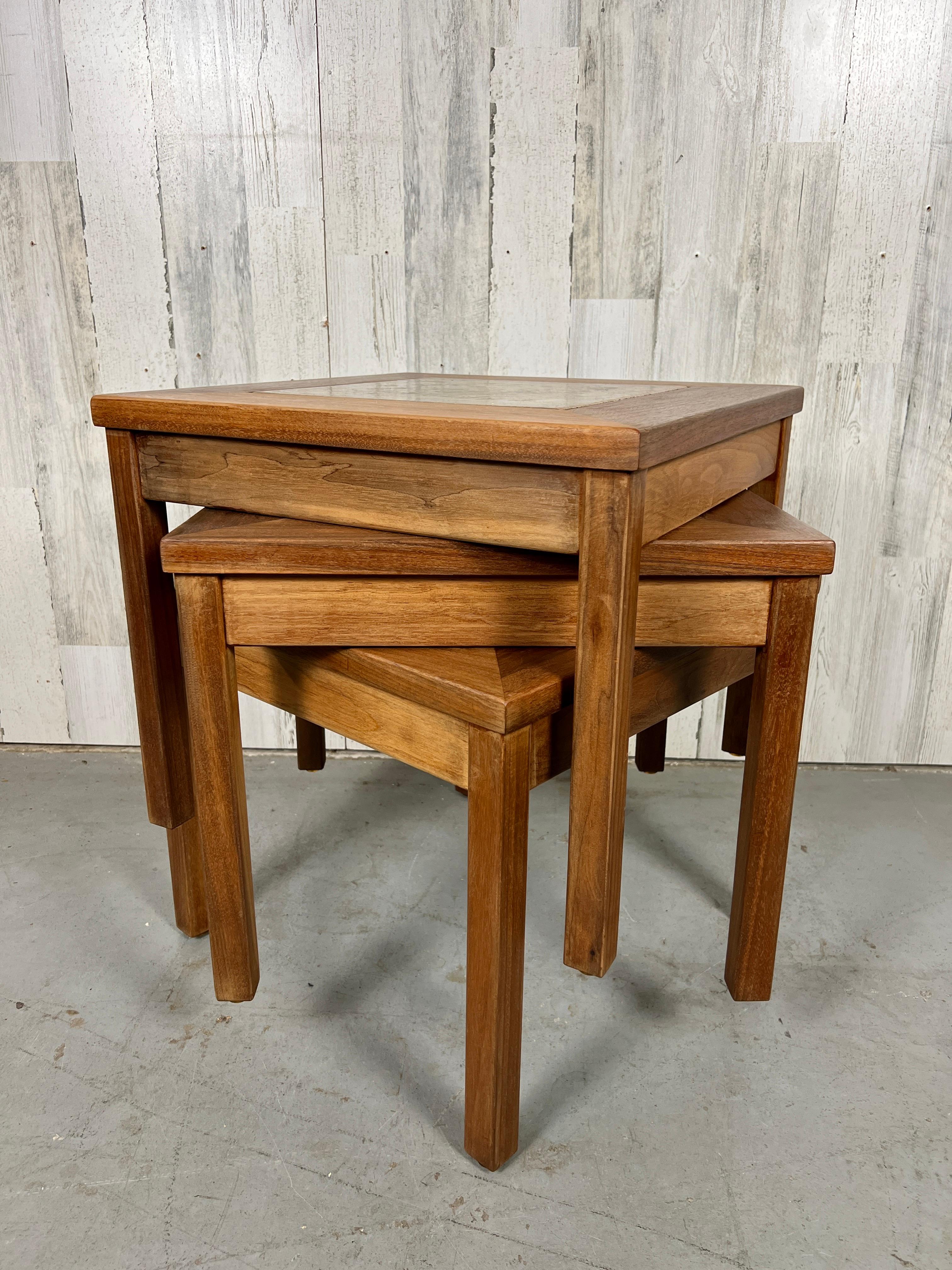 20ième siècle Tables en noyer avec plateau en carreaux de cuivre de John Keal pour Brown Saltman en vente