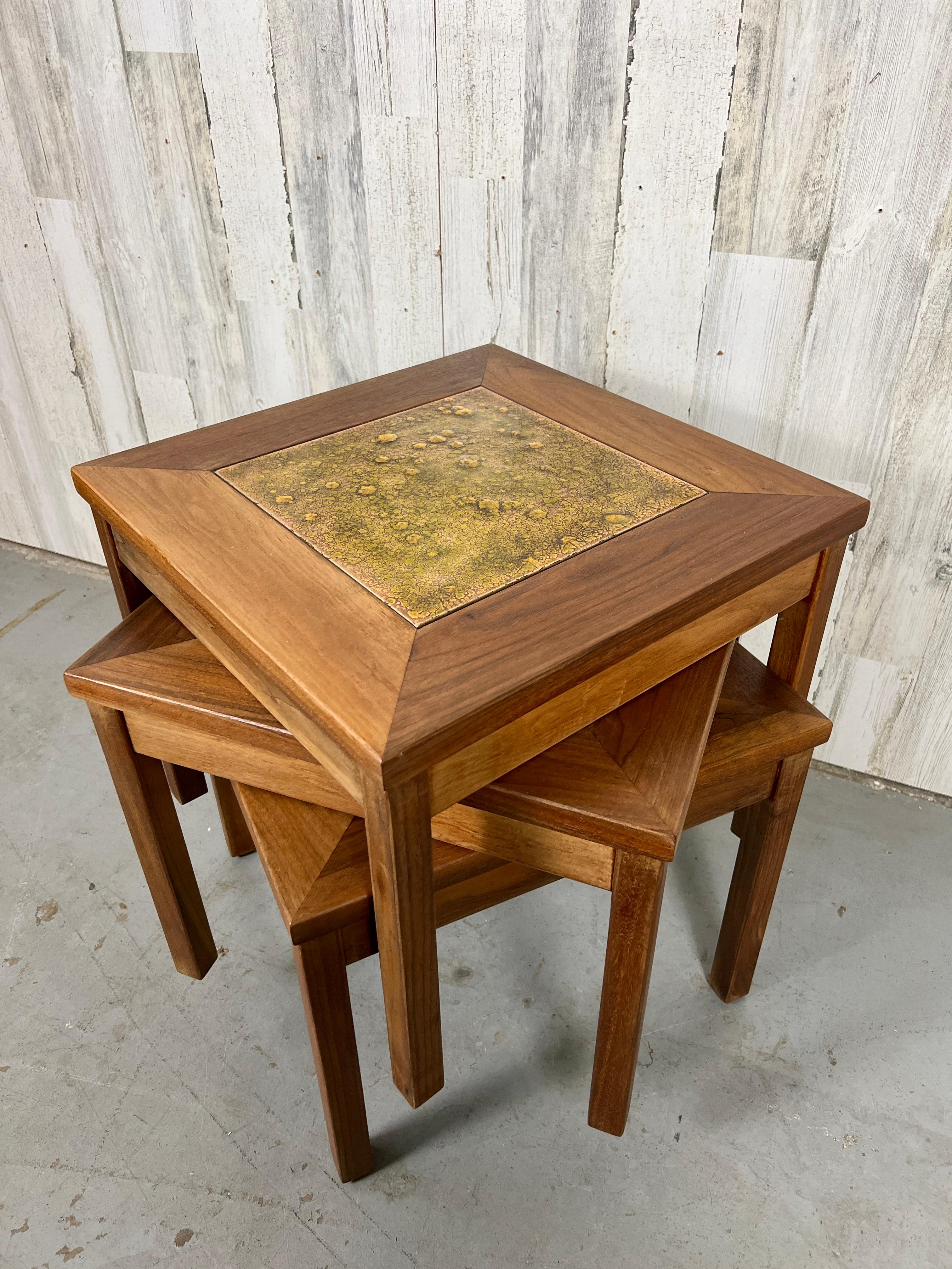 Tables en noyer avec plateau en carreaux de cuivre de John Keal pour Brown Saltman en vente 1