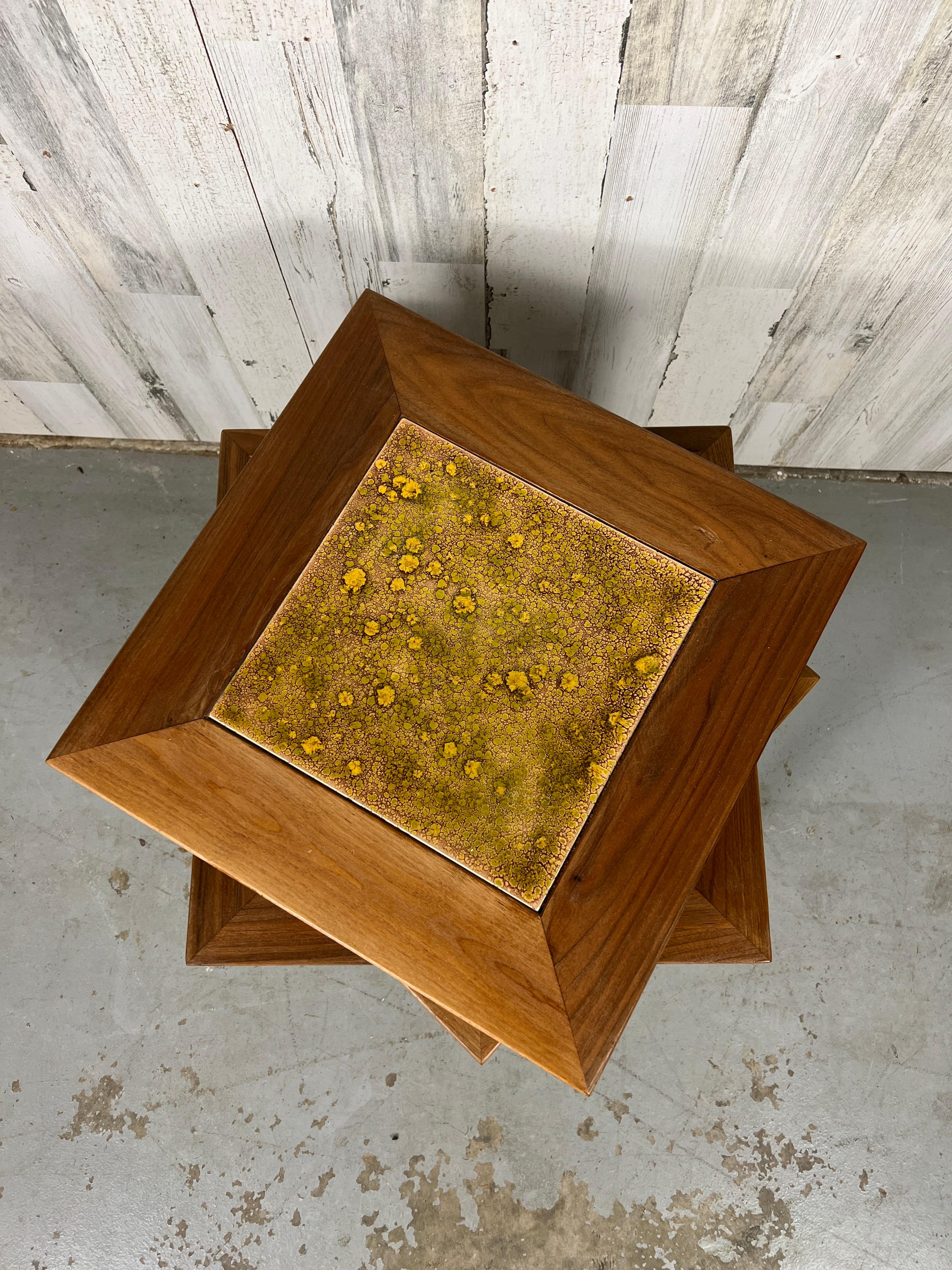 Tables en noyer avec plateau en carreaux de cuivre de John Keal pour Brown Saltman en vente 2