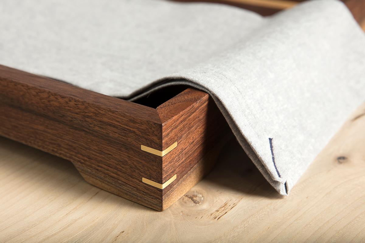 Américain Plateau de service ou de bar en bois de noyer et laiton par Alabama Sawyer en vente