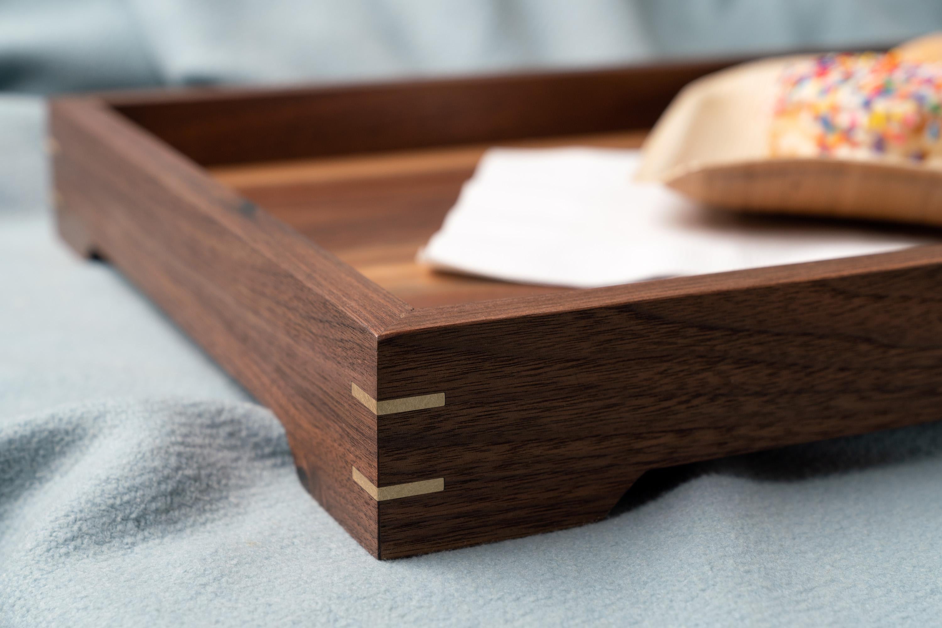 Plateau de service ou de bar en bois de noyer et laiton par Alabama Sawyer Neuf - En vente à Birmingham, AL