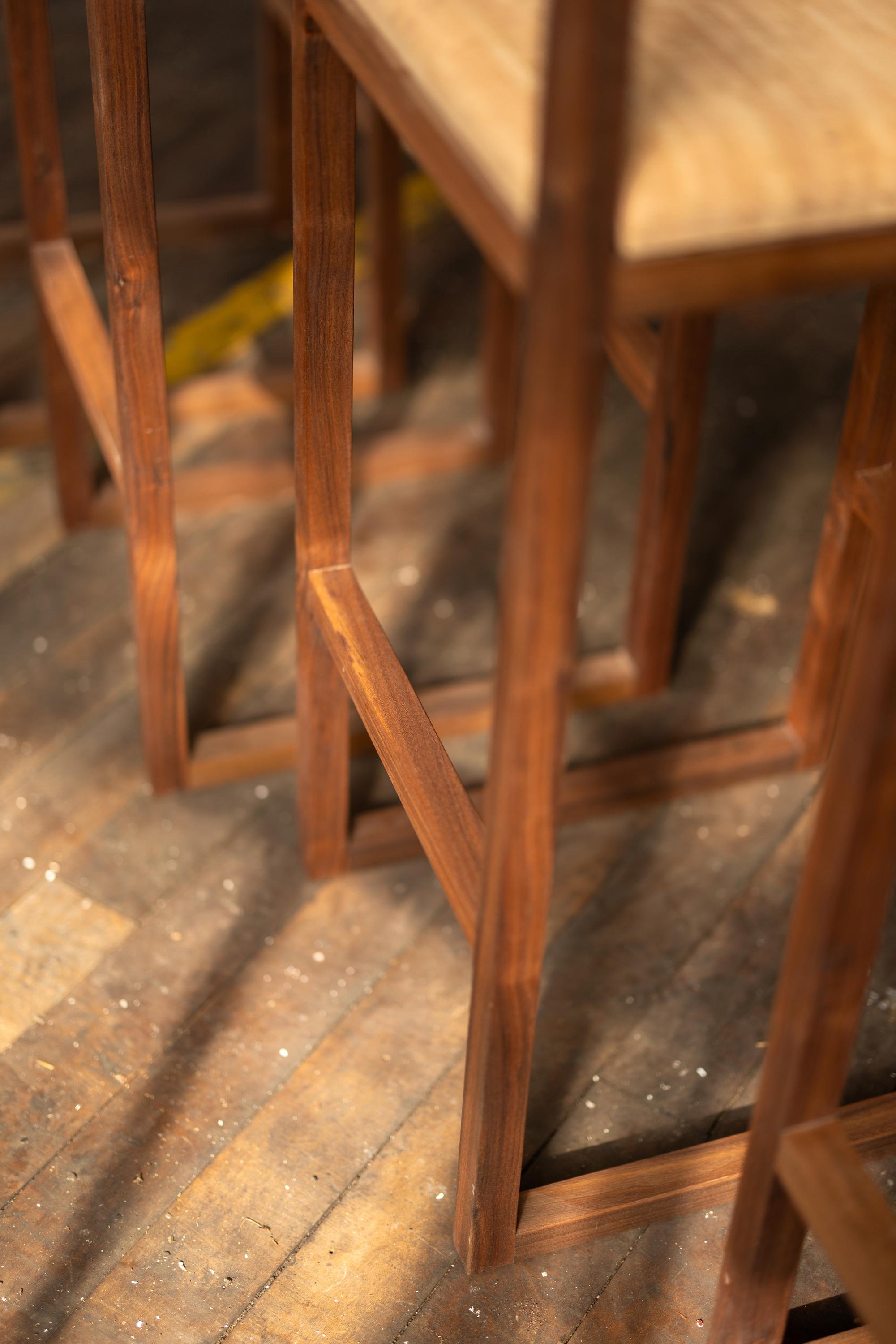 Américain Tabouret de bar en bois de noyer et liège, ensemble de quatre (4) sièges de bar style chaise Porto en vente