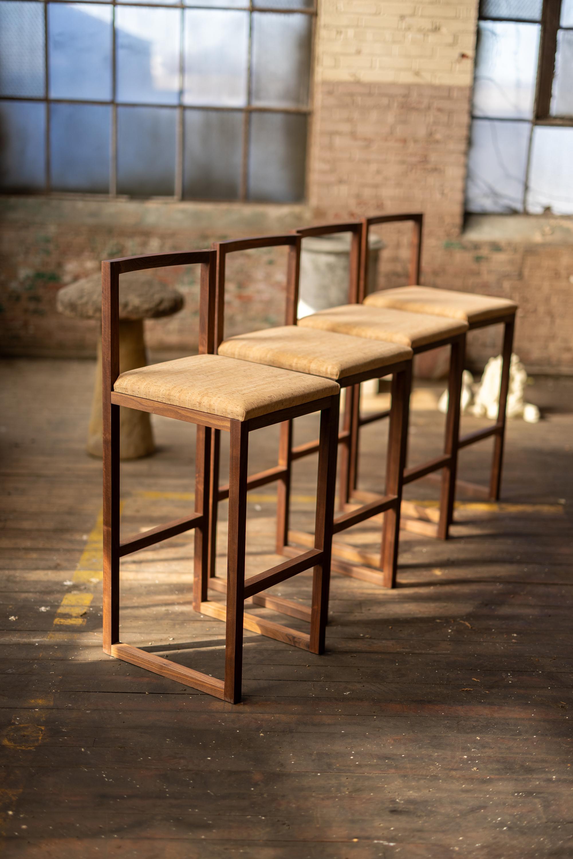 Travail du bois Tabouret de bar en bois de noyer et liège, ensemble de quatre (4) sièges de bar style chaise Porto en vente