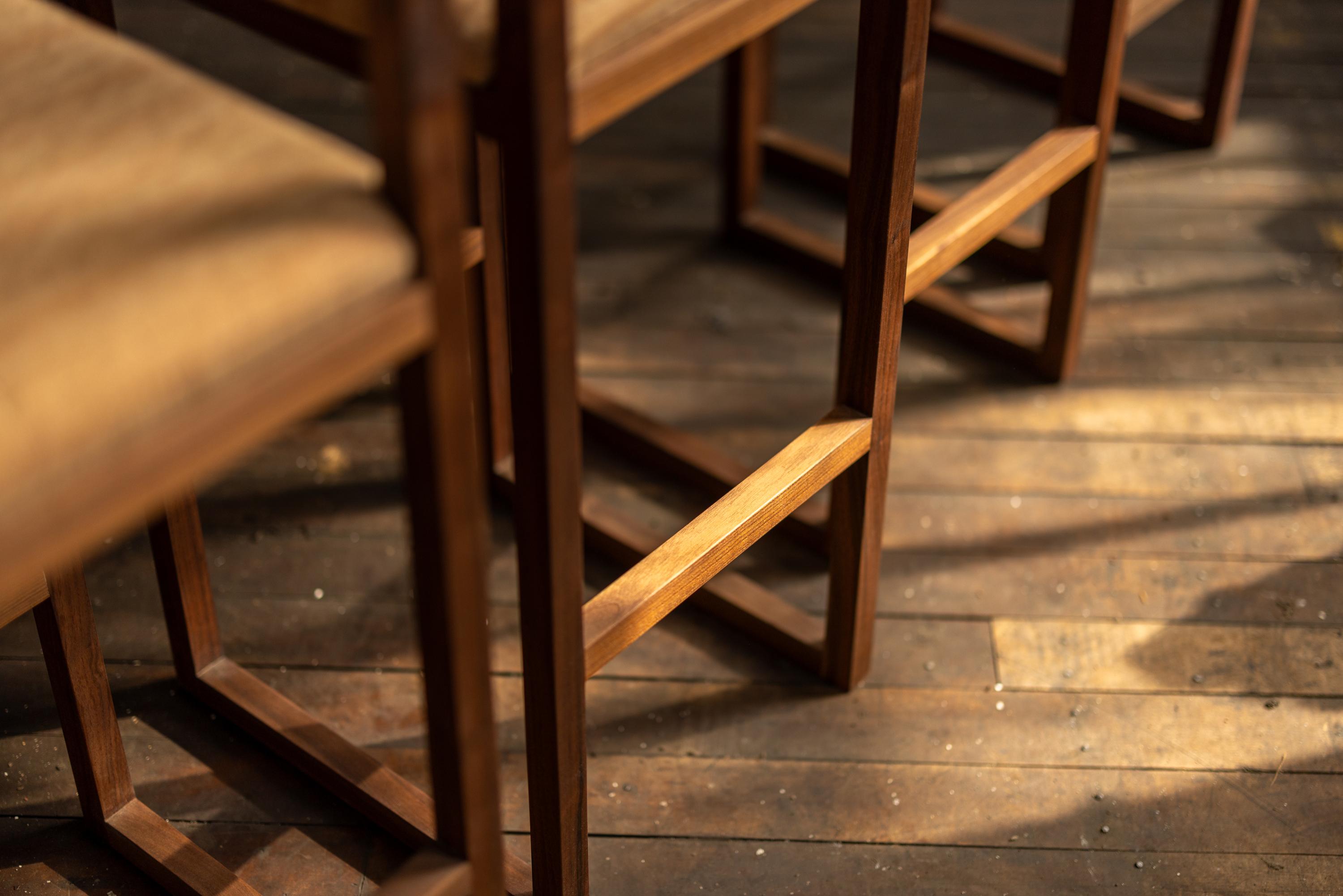 Tabouret de bar en bois de noyer et liège, ensemble de quatre (4) sièges de bar style chaise Porto Neuf - En vente à Birmingham, AL
