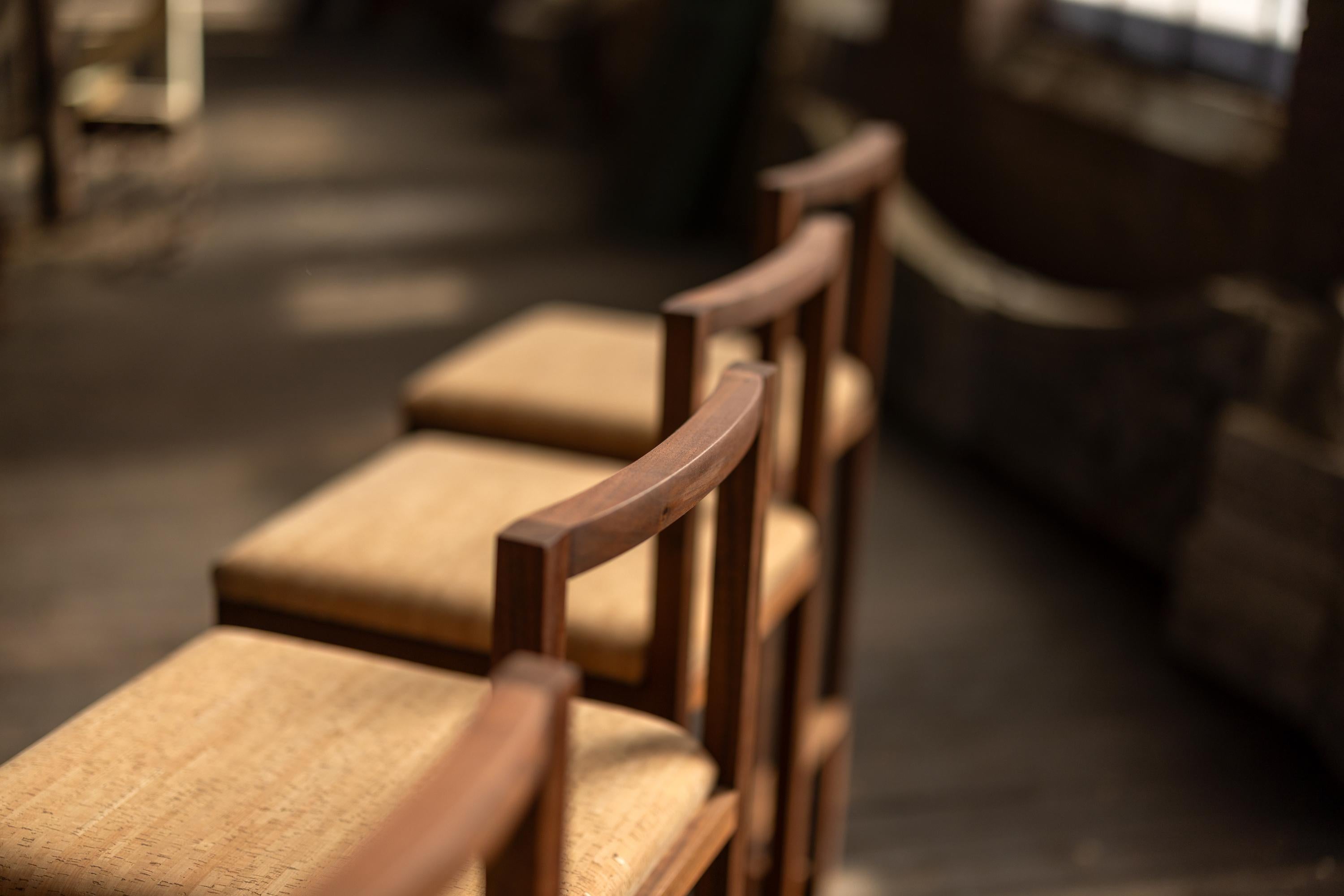 XXIe siècle et contemporain Tabouret de bar en bois de noyer et liège, ensemble de quatre (4) sièges de bar style chaise Porto en vente