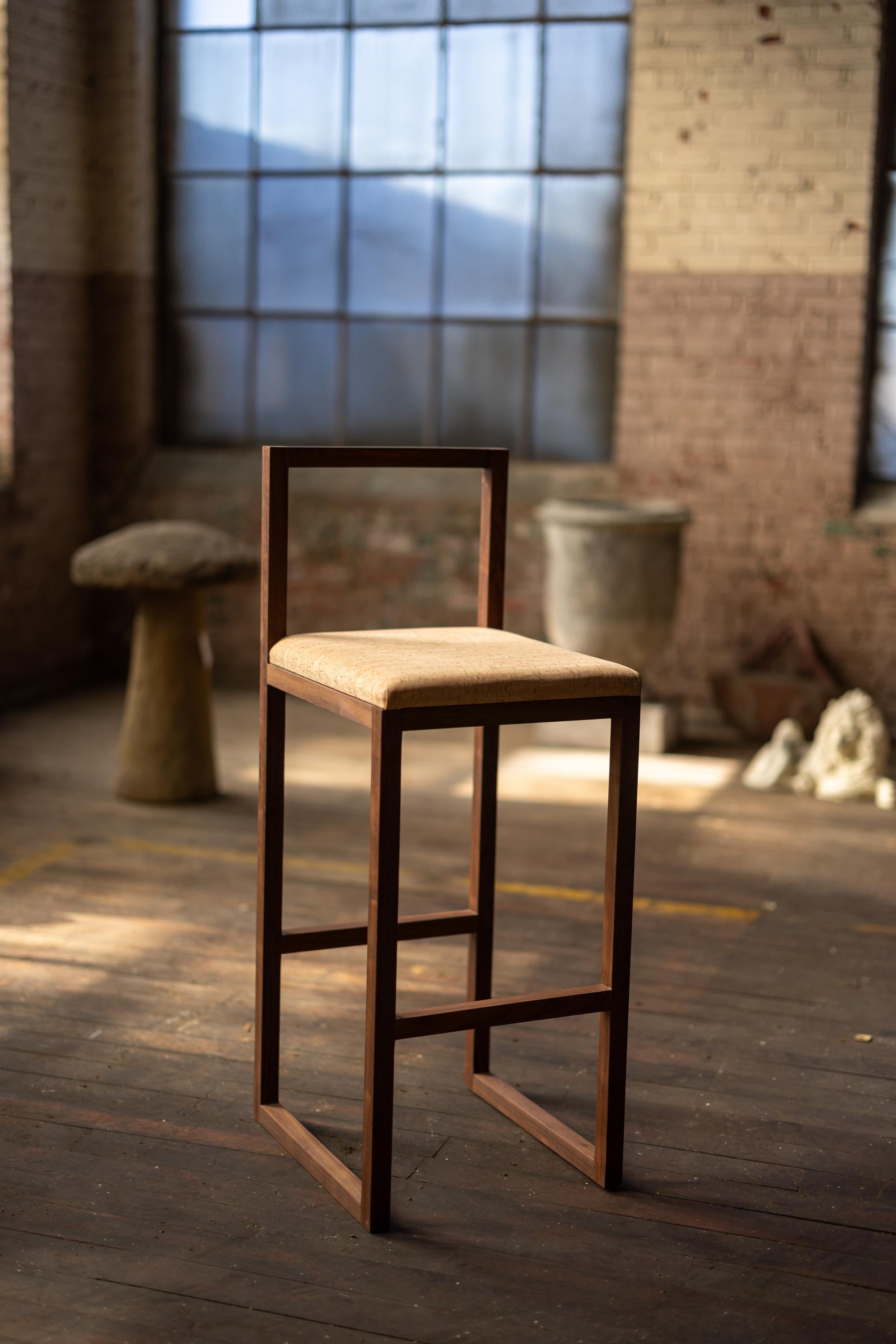 Bois Tabouret de bar en bois de noyer et liège, ensemble de quatre (4) sièges de bar style chaise Porto en vente