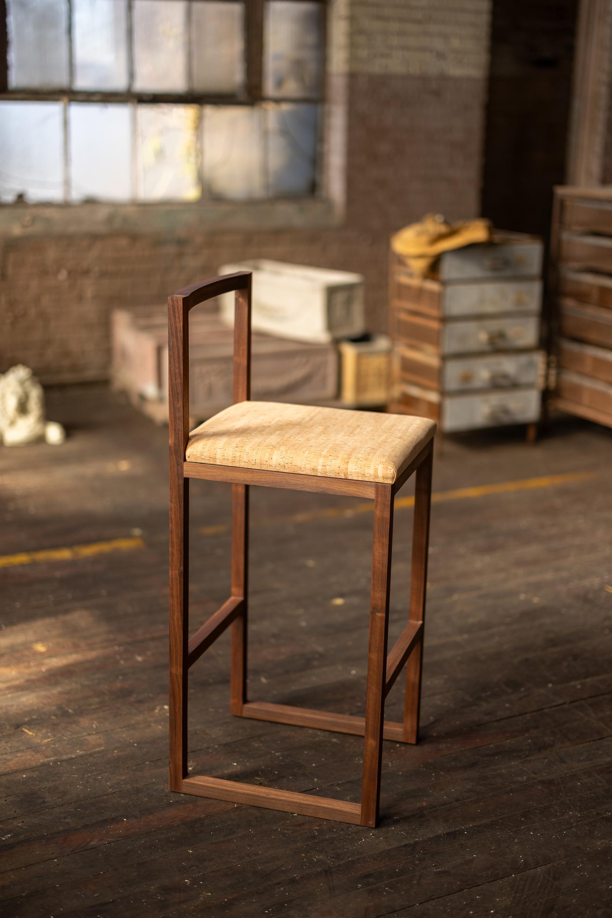 Tabouret de bar en bois de noyer et liège, ensemble de quatre (4) sièges de bar style chaise Porto en vente 1