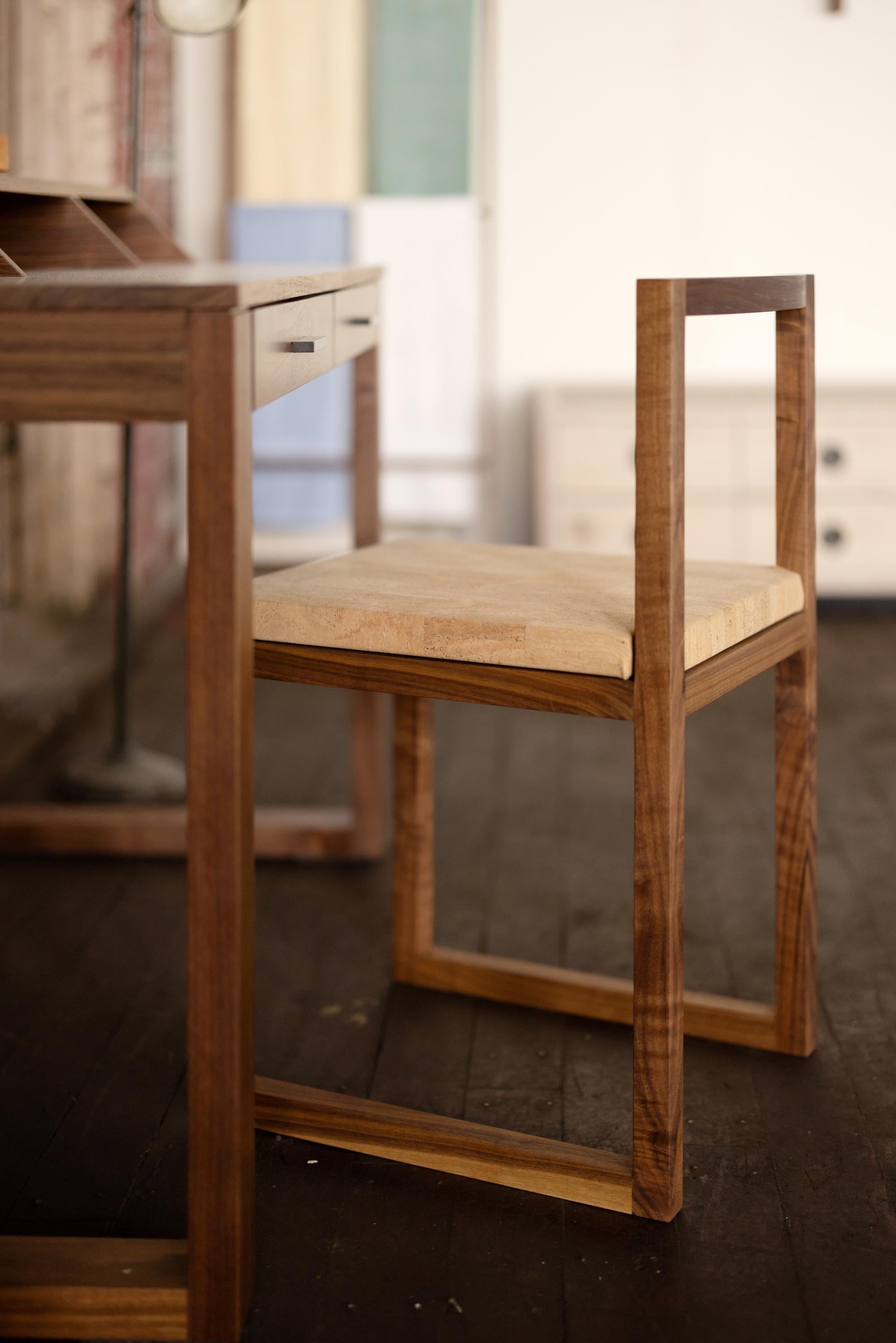 Der Stuhl Porto vereint zeitlose Eleganz und funktionalen Minimalismus. Dieser stromlinienförmige Stuhl ergänzt Ihren urbanen Holz-Esstisch oder Schreibtisch. Mit seinem vielseitigen Design passt sich der Stuhl Porto an verschiedene