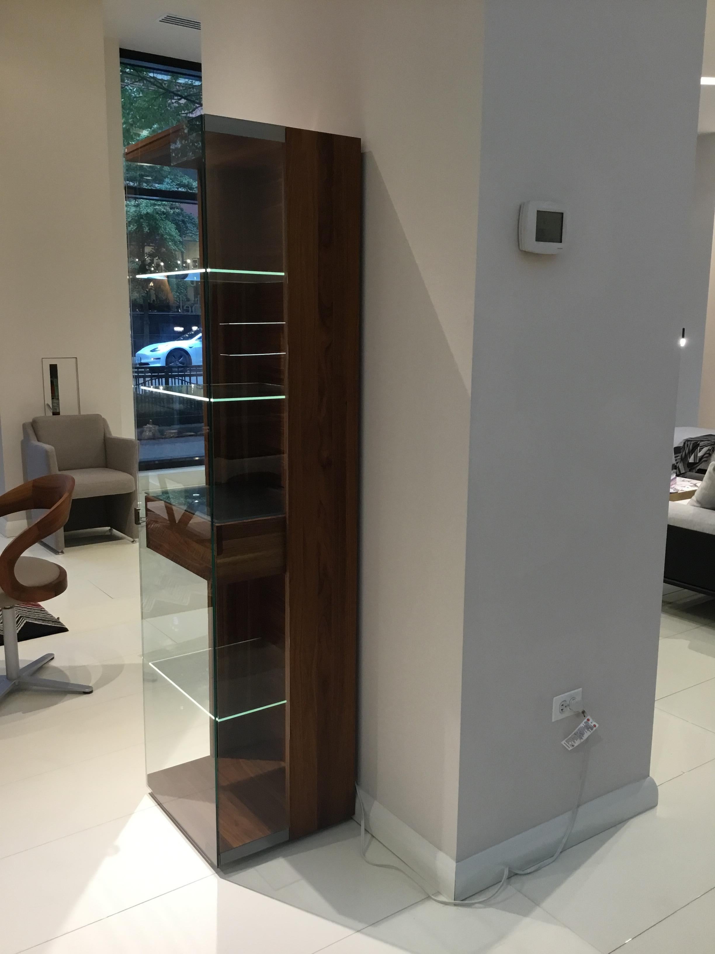 The Nox typical rounded edges and S-shaped corner joints display our skillful woodworking - the sophisticated construction of the dampened door hinges of the display cabinet show our distinctive inclination toward crafty workmanship. For they can be