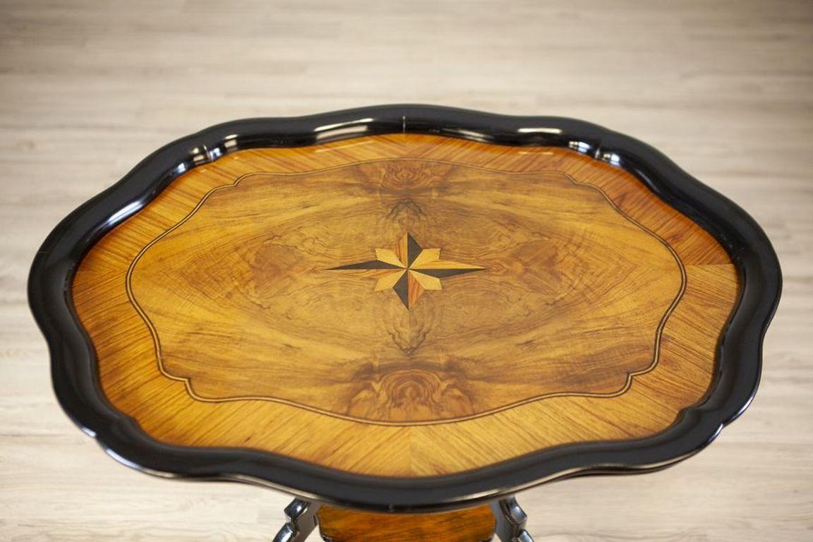 Table à thé ovale en bois et placage de noyer Circa 1870

Table à thé ancienne en bois de noyer avec un plateau en bois de noyer plaqué présentant de magnifiques motifs de grain, datant d'environ 1870. Le plateau ovale a une forme ondulée et le bord