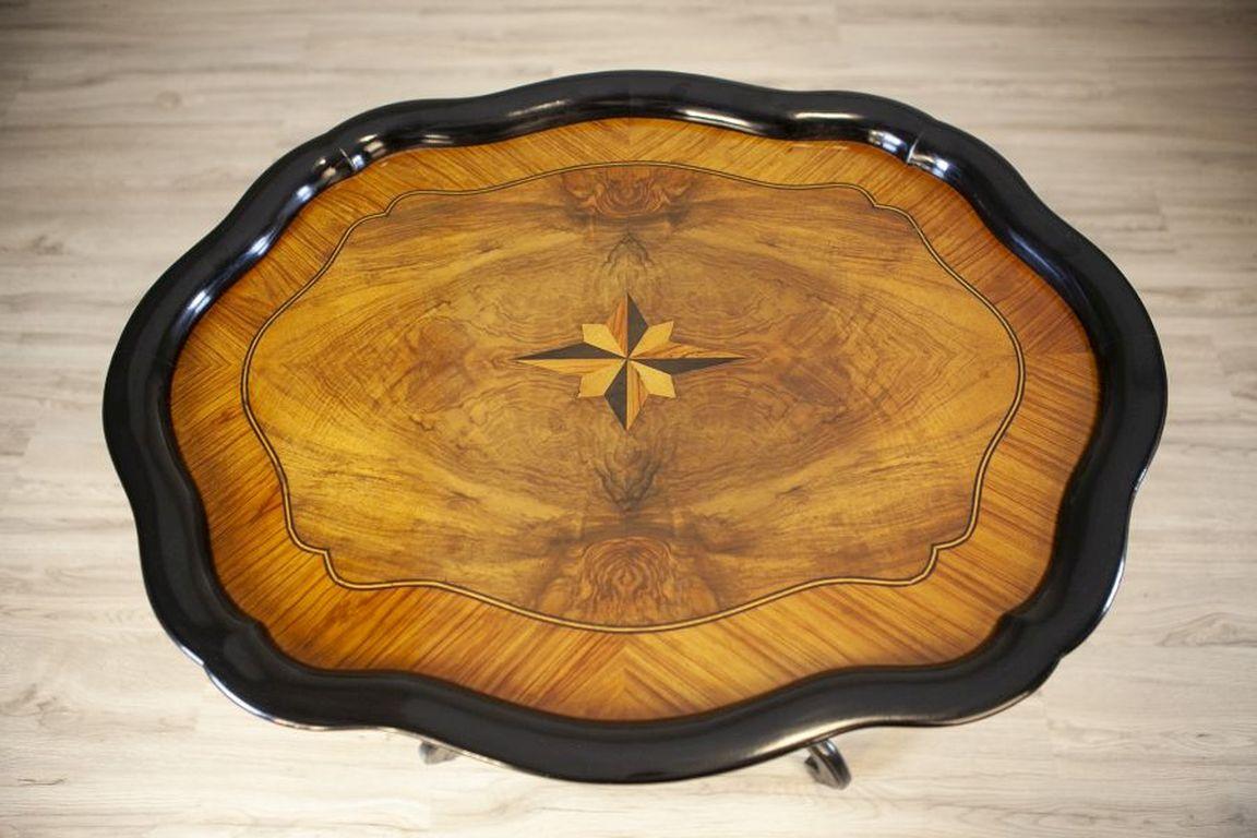 Néerlandais Table à thé ovale en bois et placage de noyer Circa 1870 en vente