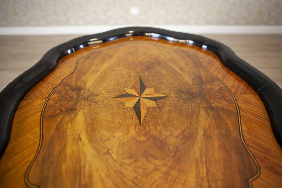Table à thé ovale en bois et placage de noyer Circa 1870 Bon état - En vente à Opole, PL