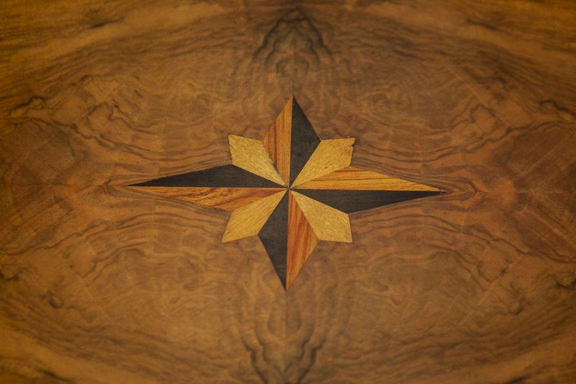 XIXe siècle Table à thé ovale en bois et placage de noyer Circa 1870 en vente