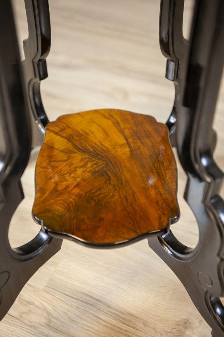 Table à thé ovale en bois et placage de noyer Circa 1870 en vente 1