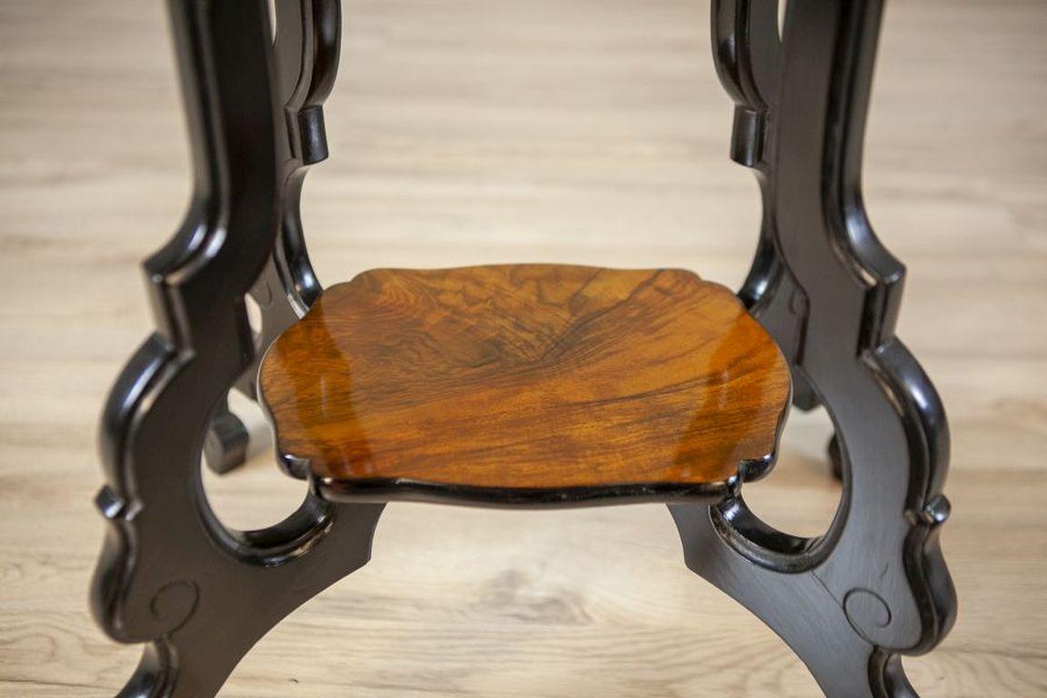 Table à thé ovale en bois et placage de noyer Circa 1870 en vente 2