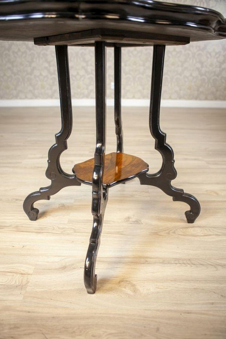 Table à thé ovale en bois et placage de noyer Circa 1870 en vente 3