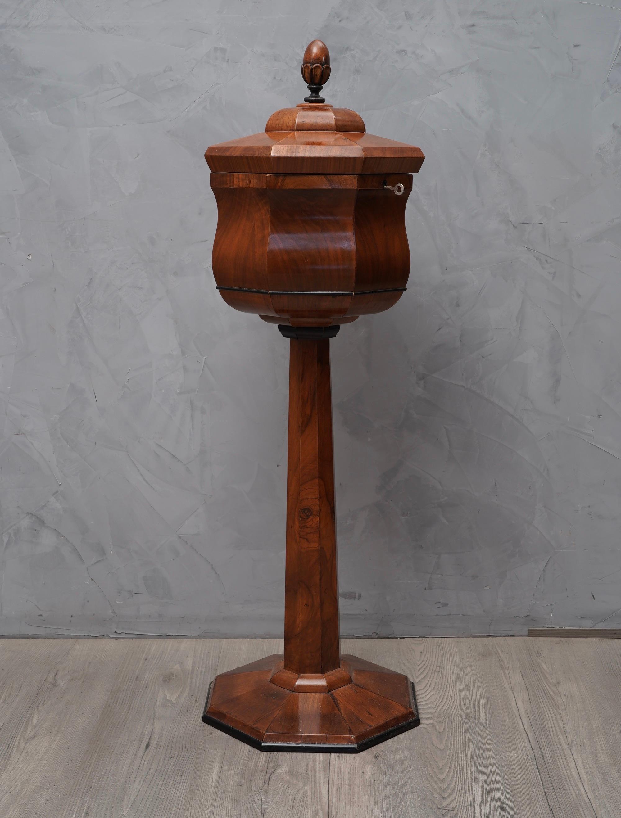 Beautiful and precious Biedermeier side table, due to the very particular design and its excellent 