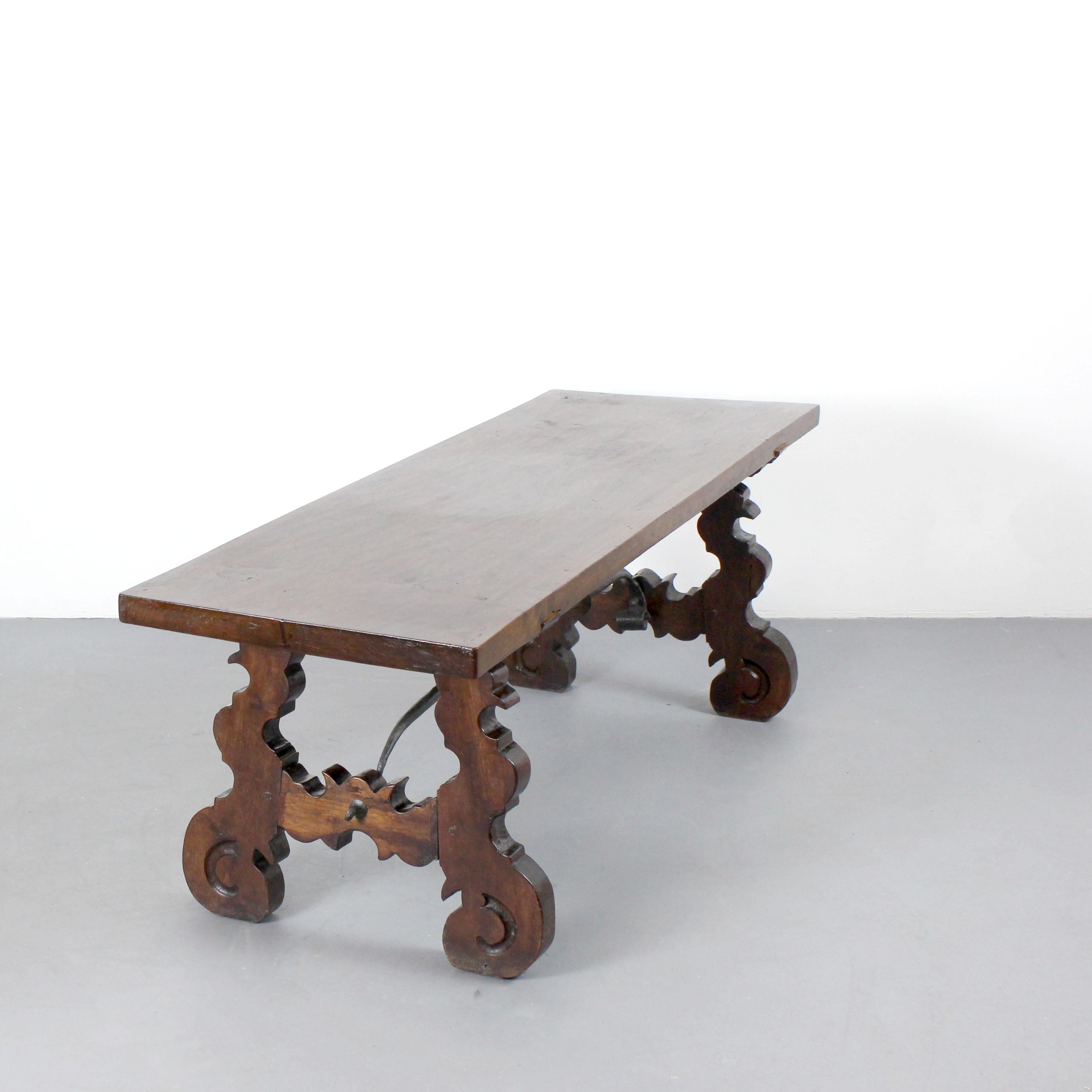 Espagnol Banc en bois de Wood Wood avec pieds en forme de lyre et fixations en fer forgé. en vente
