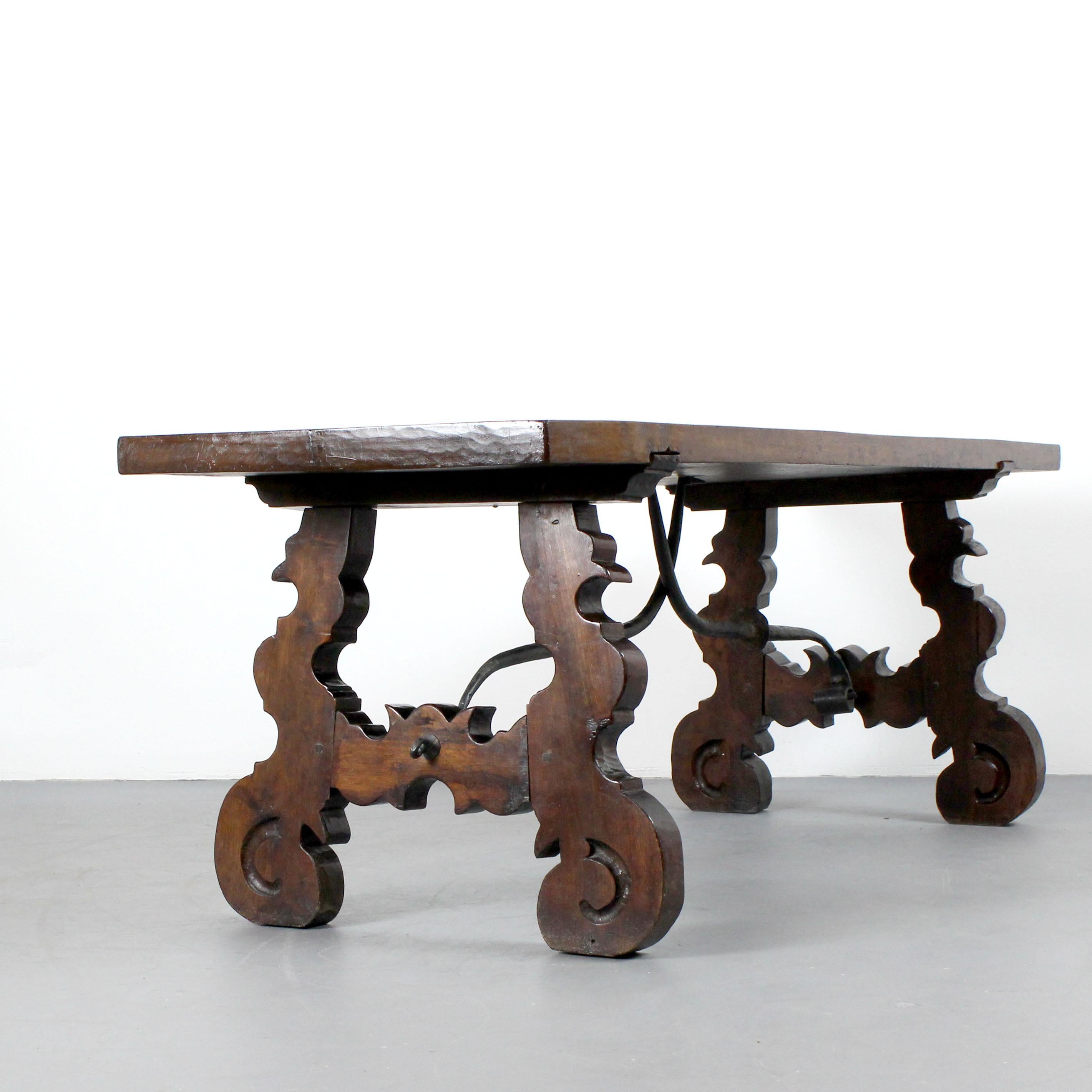 Banc en bois de Wood Wood avec pieds en forme de lyre et fixations en fer forgé. Bon état - En vente à Madrid, España