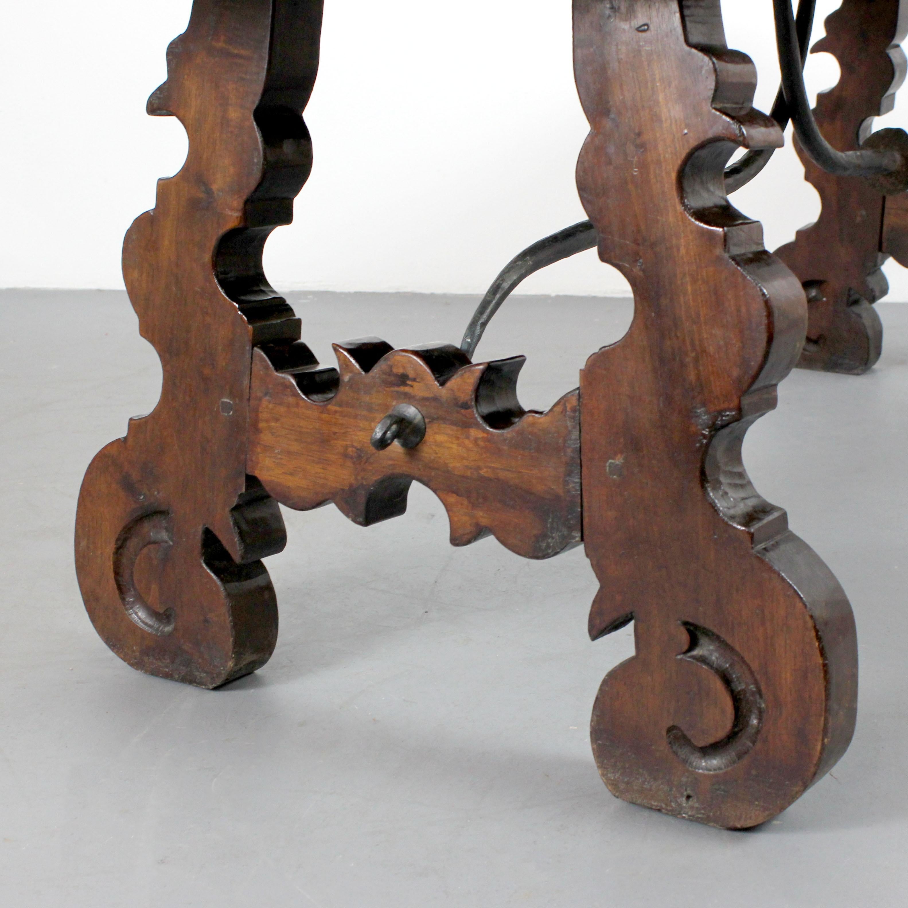 XVIIIe siècle et antérieur Banc en bois de Wood Wood avec pieds en forme de lyre et fixations en fer forgé. en vente