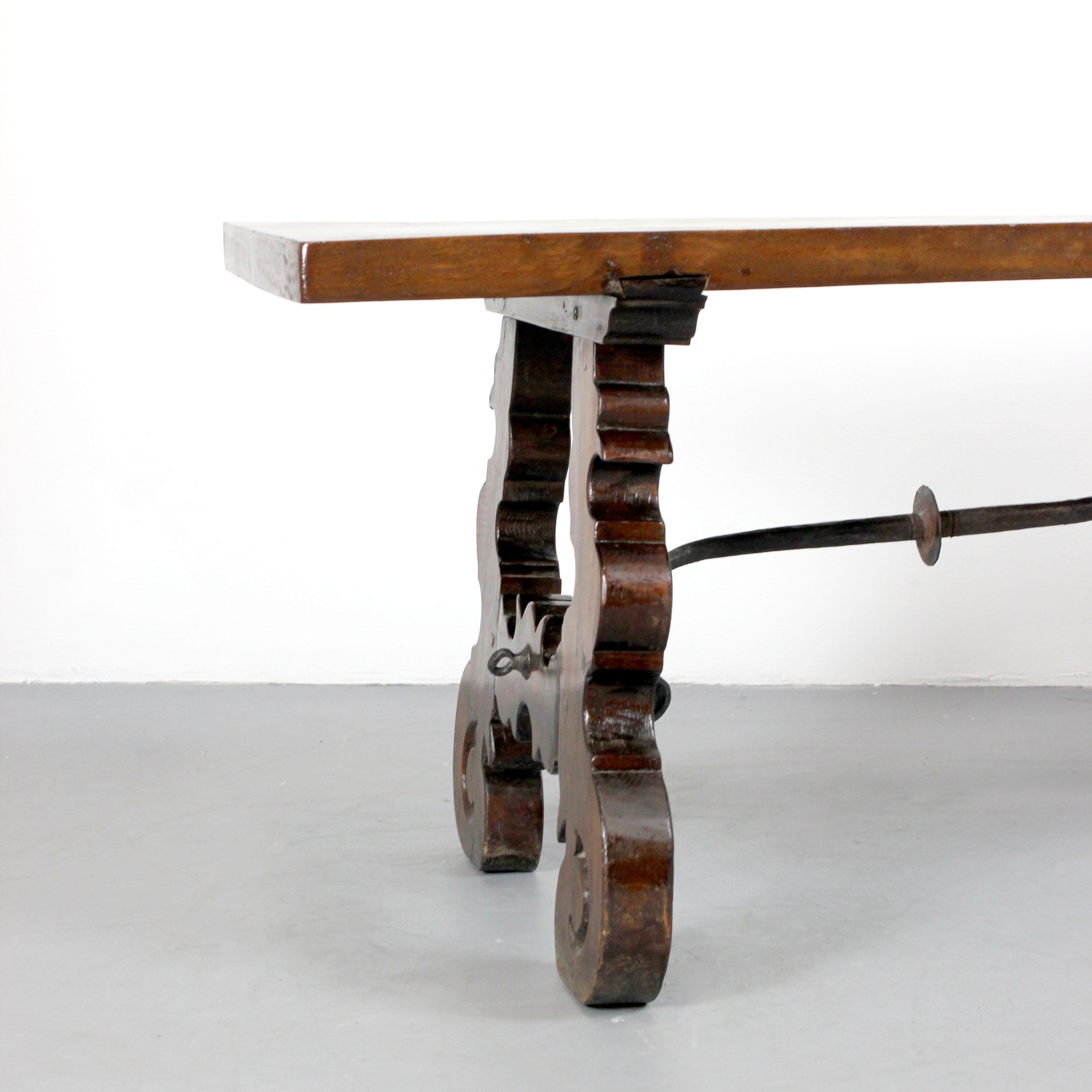 Fer Banc en bois de Wood Wood avec pieds en forme de lyre et fixations en fer forgé. en vente