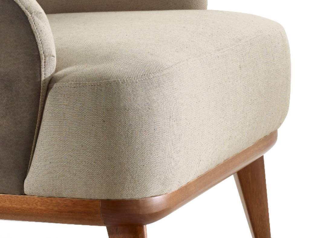 Poltrona Turquesa, Wood Wood Bicolore, Piede laccato In condizioni ottime in vendita a Miami, FL