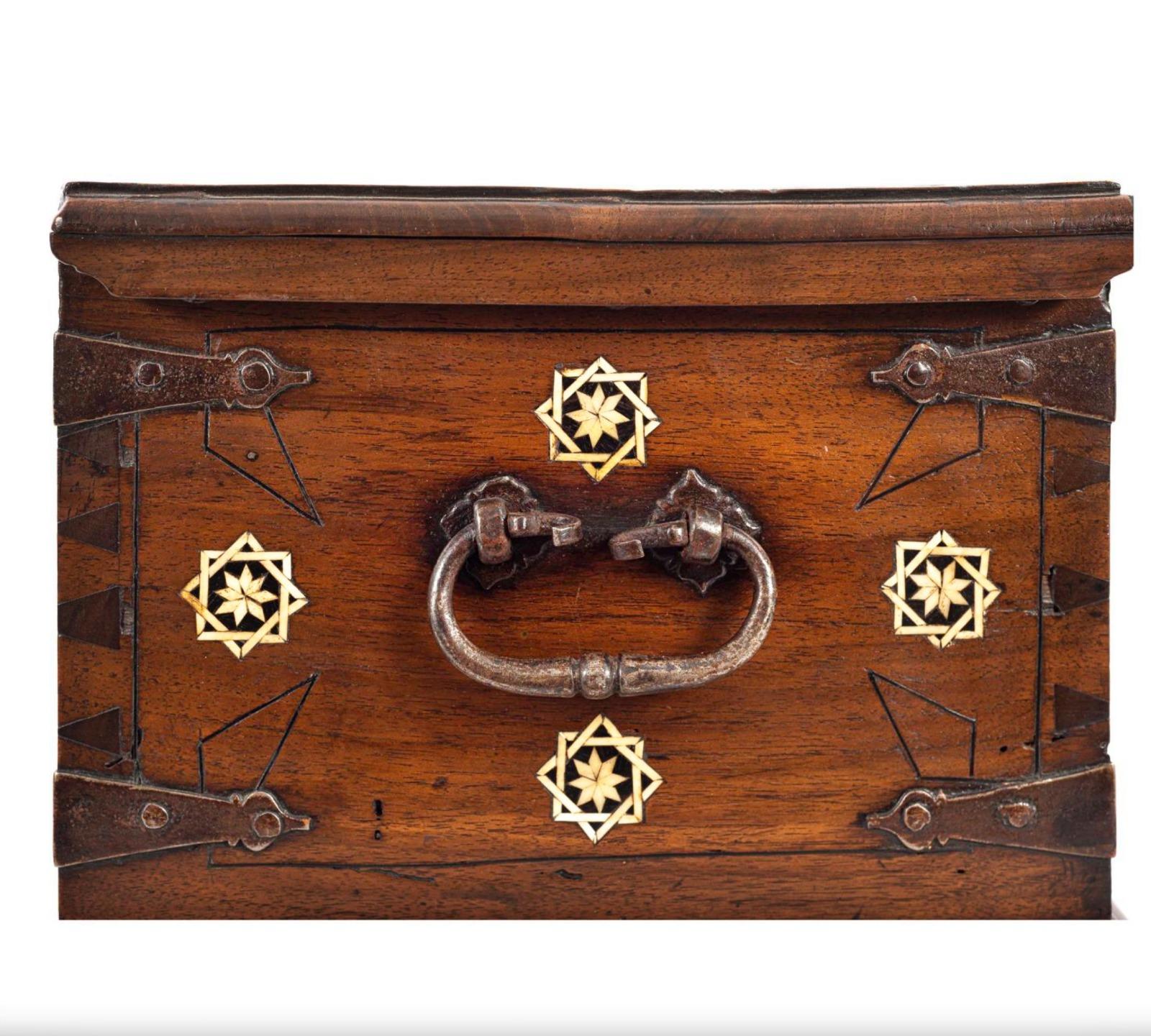 Walnut wood box with geometric inlay in bone and ebony. Spain
17th century
Iron reinforcements and side handles. Attach key.
Measures: 22.5 x 42 x 30 cm.
good condition.