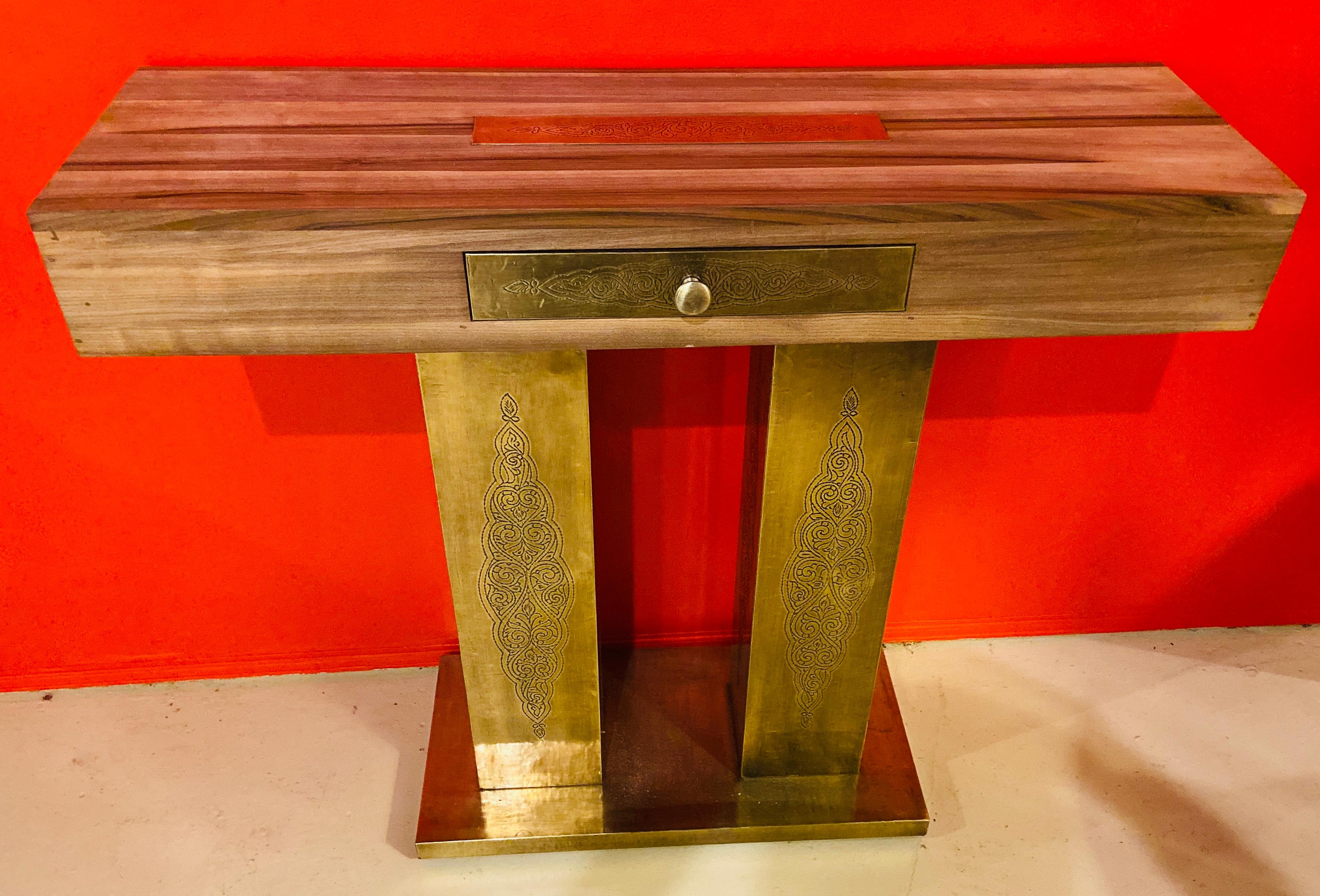 Unknown Hollywood Regency Style Console Table in Walnut and Brass  For Sale
