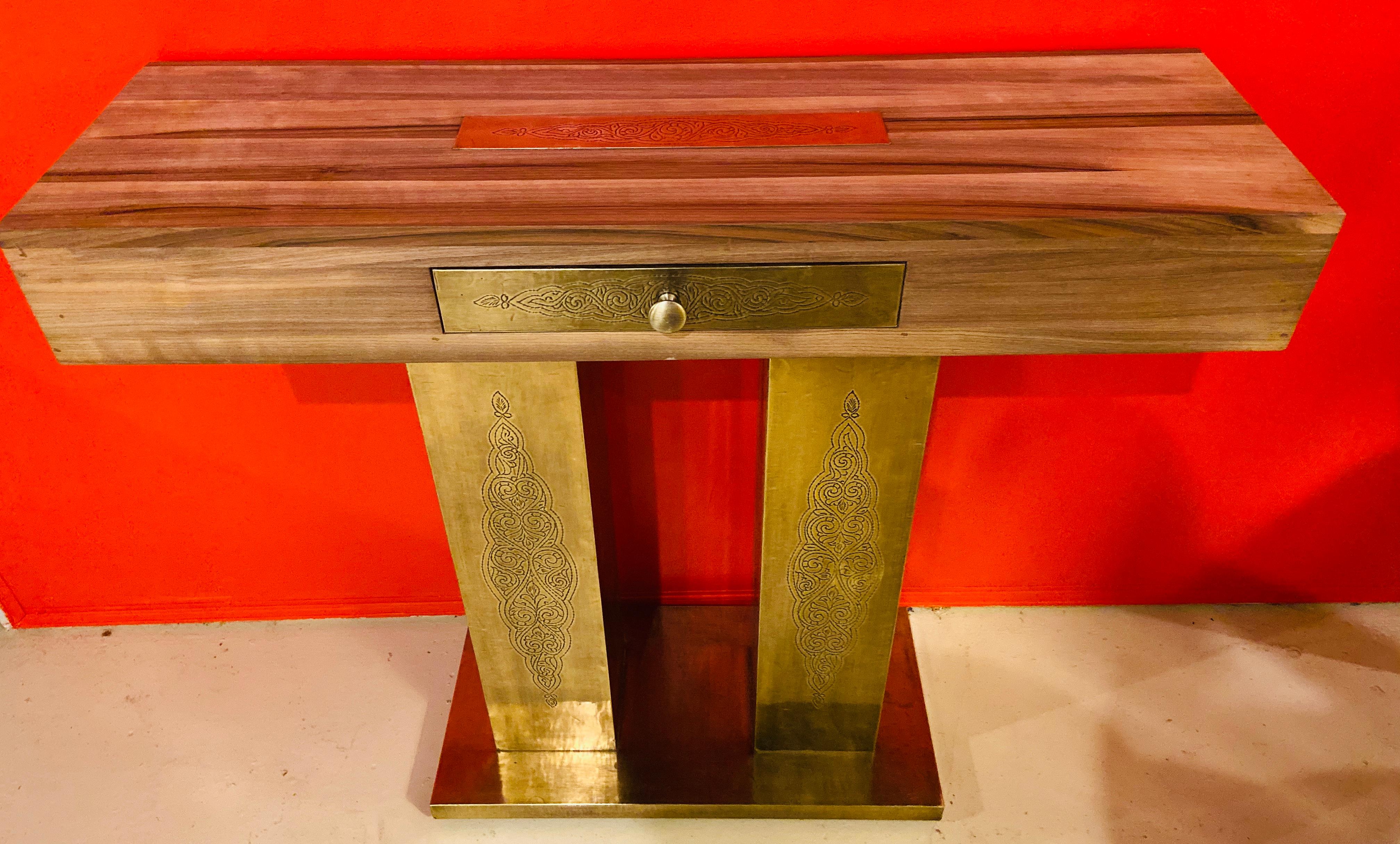 Hollywood Regency Style Console Table in Walnut and Brass In Good Condition In Plainview, NY
