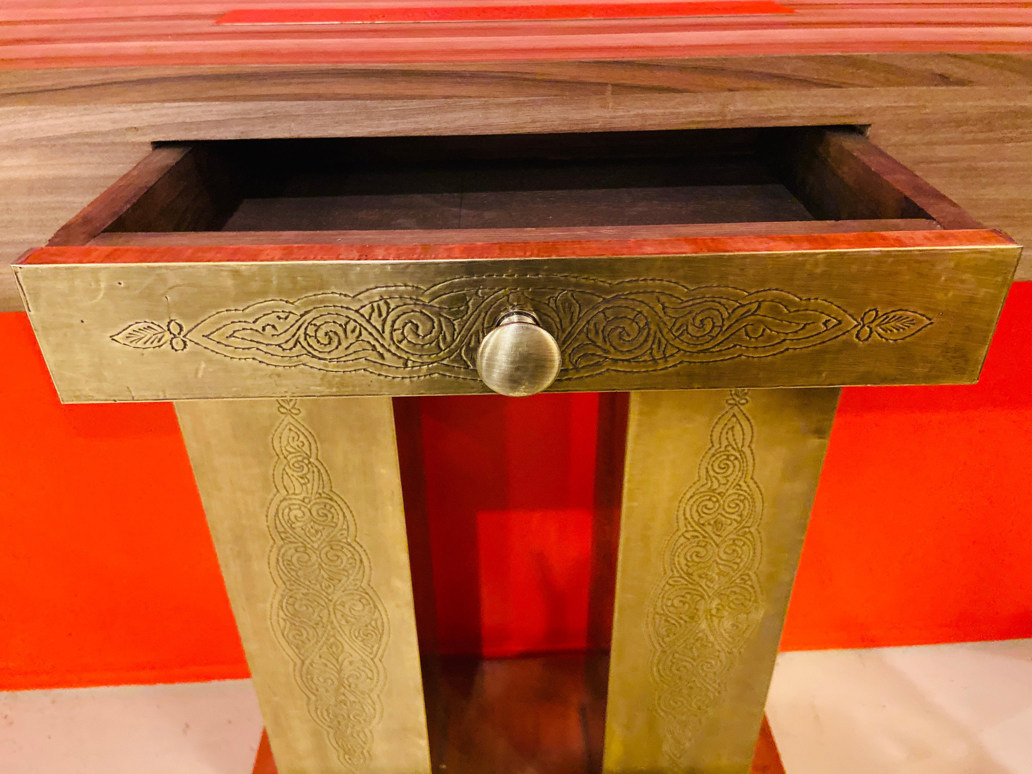 Late 20th Century Hollywood Regency Style Console Table in Walnut and Brass  For Sale