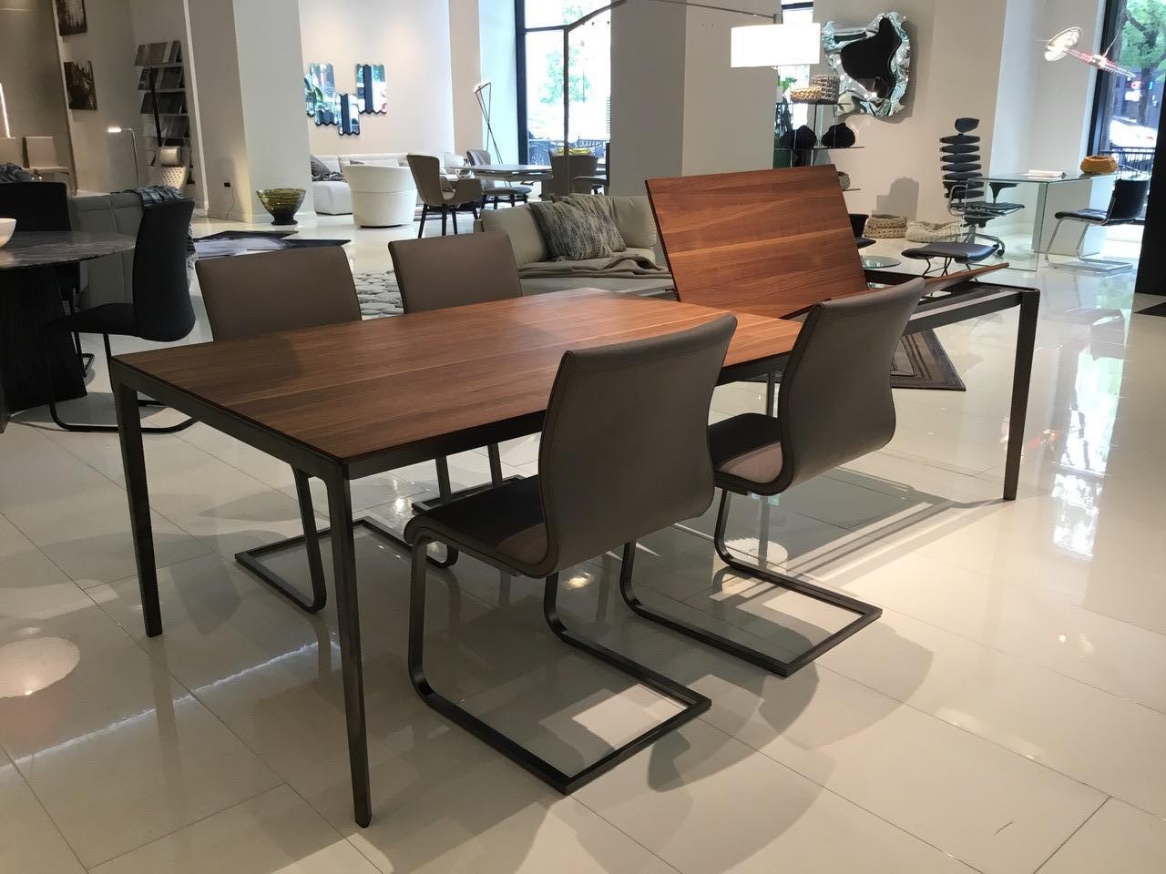 Moderne Table de salle à manger à rallonge en bois de noyer et métal bronze en vente